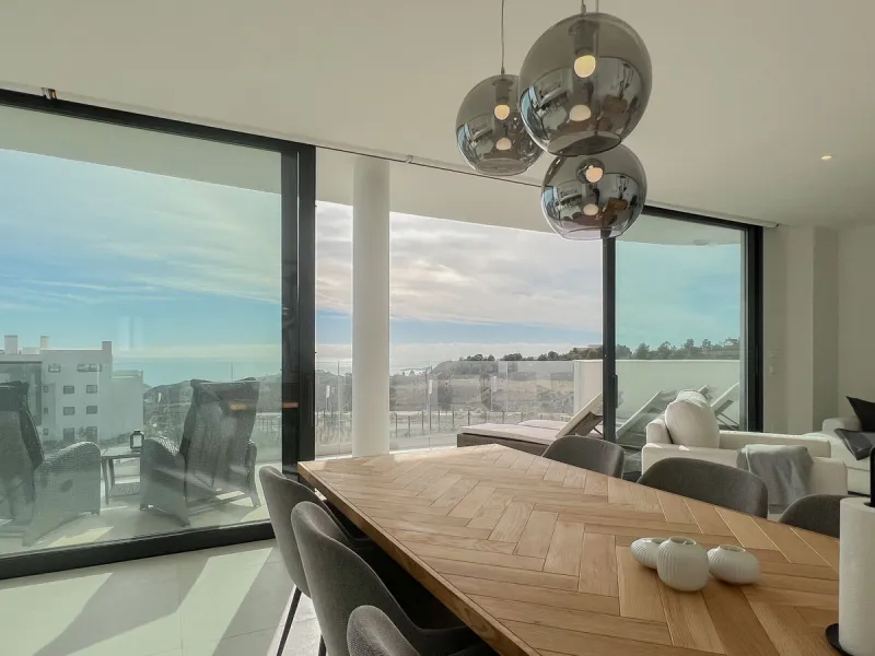Best pool area and desirable sea views highlight this modern apartment in Higuerón West.