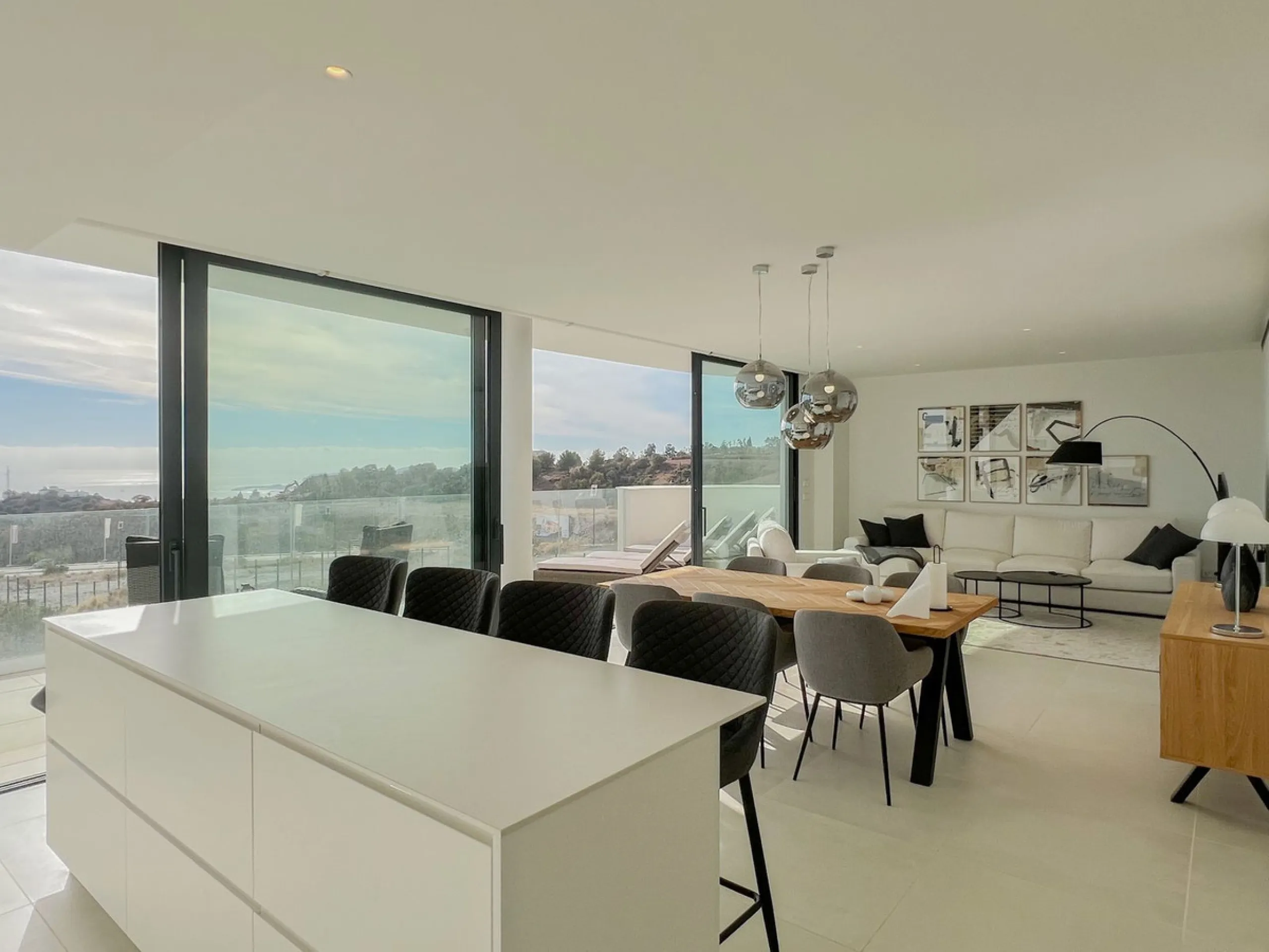 Best pool area and desirable sea views highlight this modern apartment in Higuerón West.