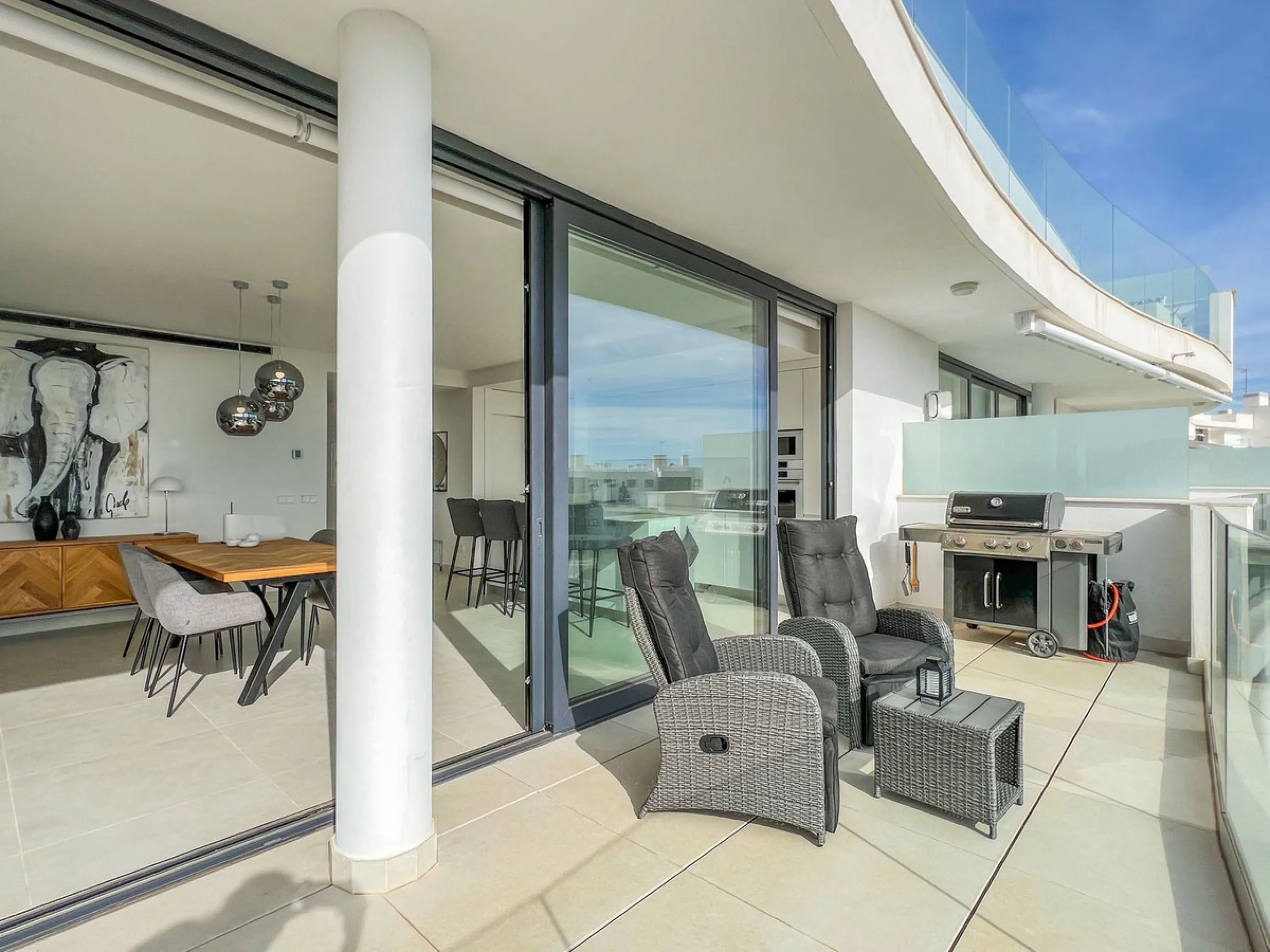 Best pool area and desirable sea views highlight this modern apartment in Higuerón West.
