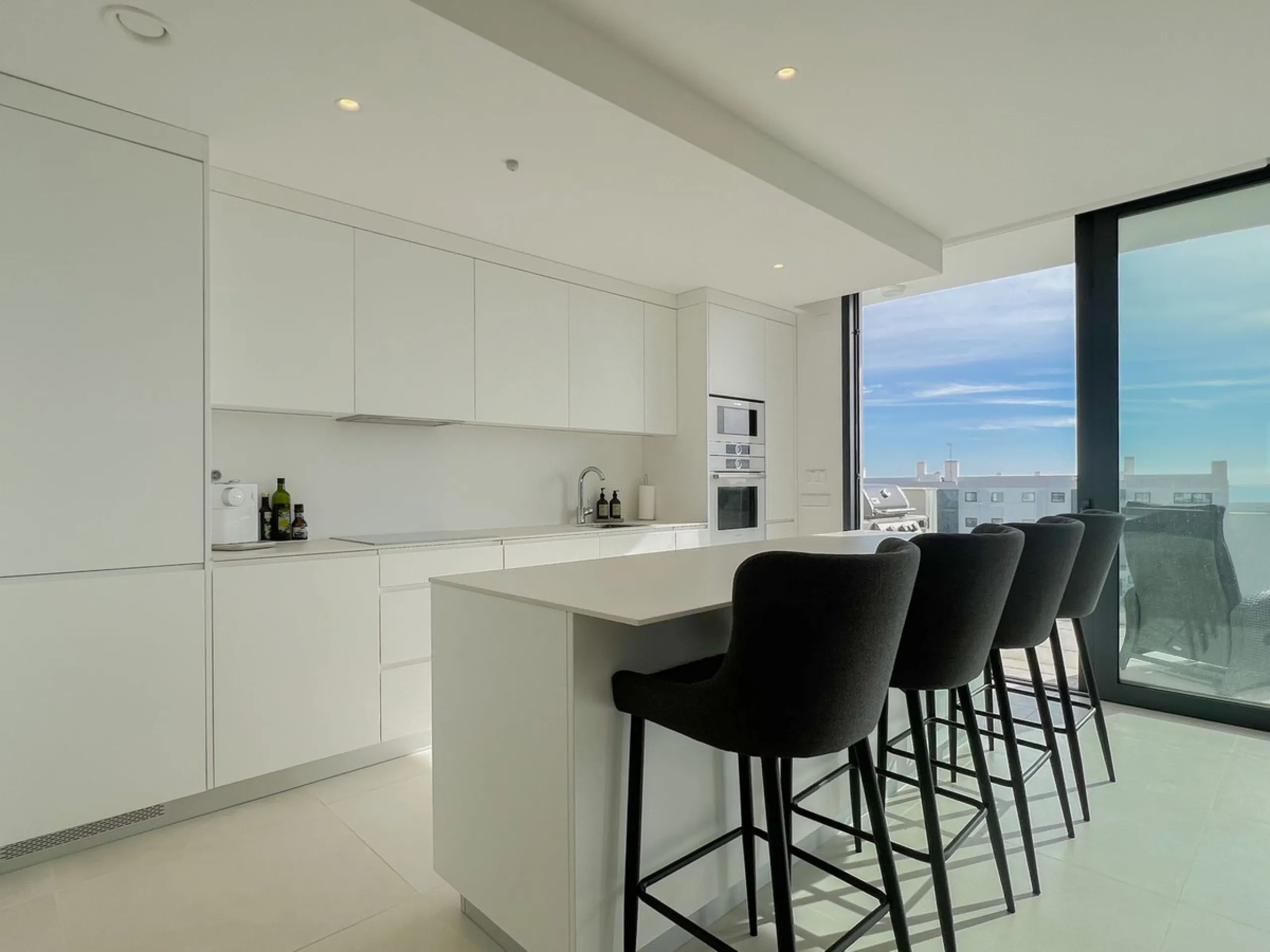 Best pool area and desirable sea views highlight this modern apartment in Higuerón West.