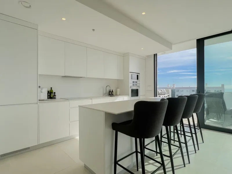 Best pool area and desirable sea views highlight this modern apartment in Higuerón West.