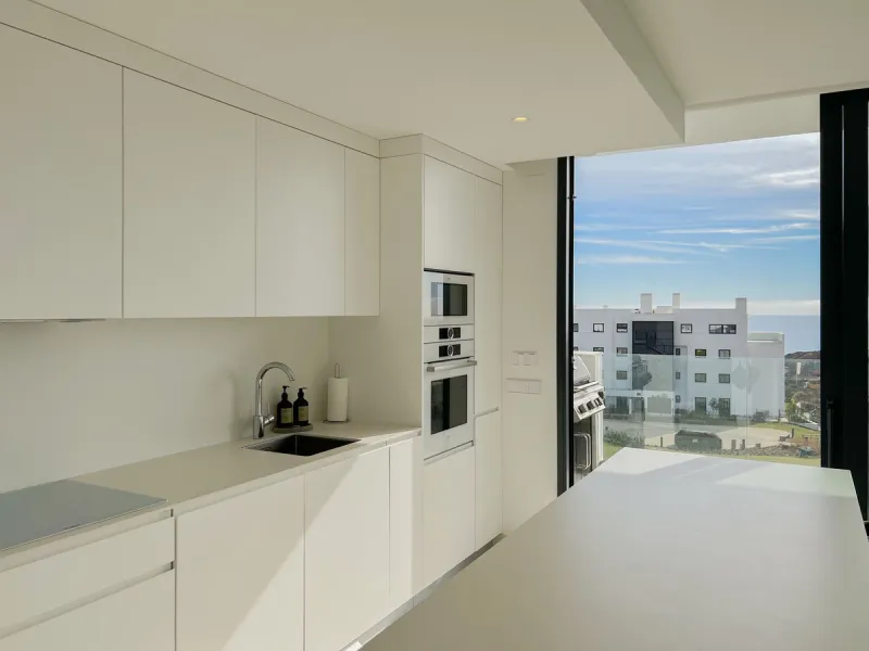 Best pool area and desirable sea views highlight this modern apartment in Higuerón West.