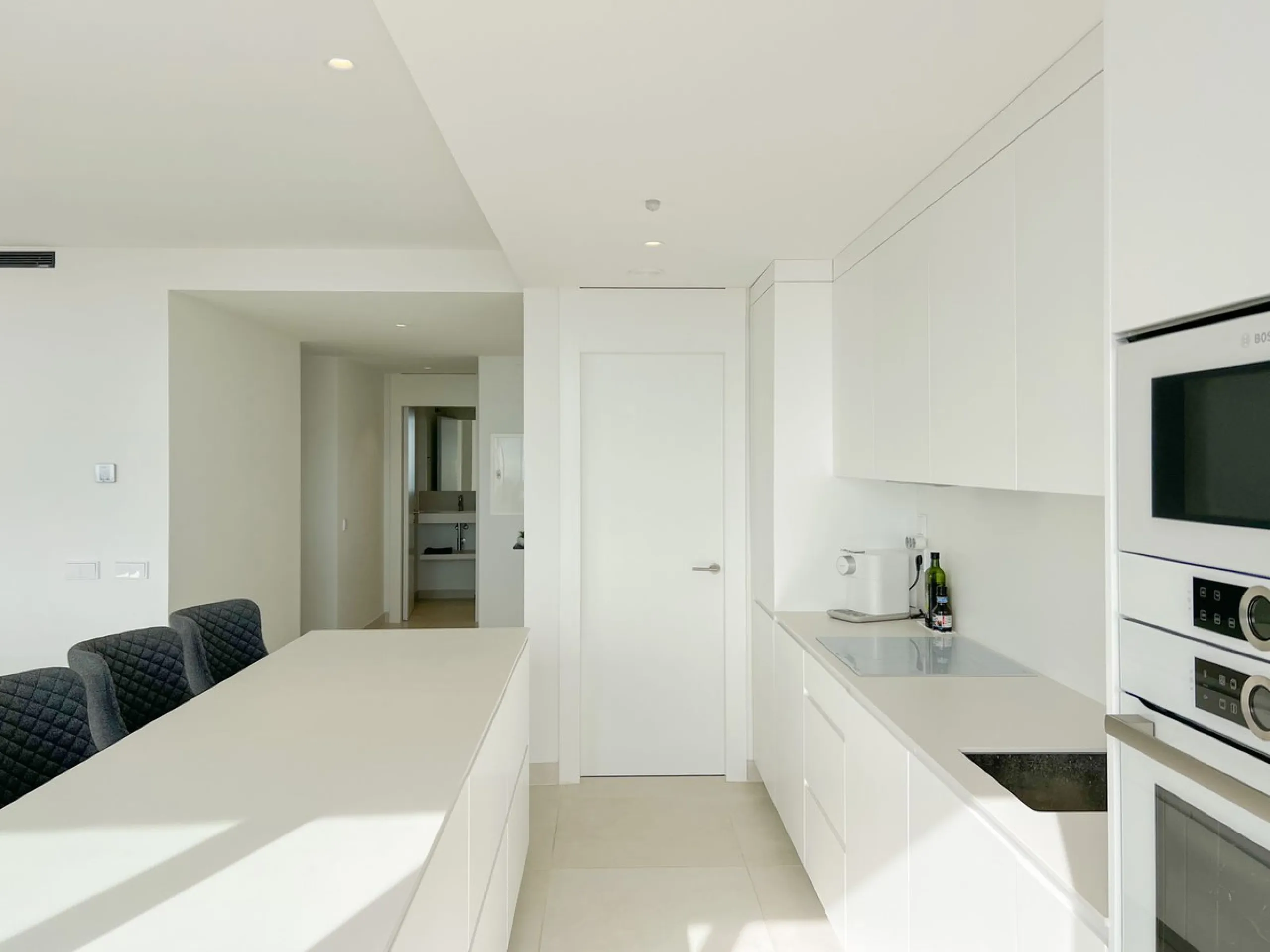 Best pool area and desirable sea views highlight this modern apartment in Higuerón West.