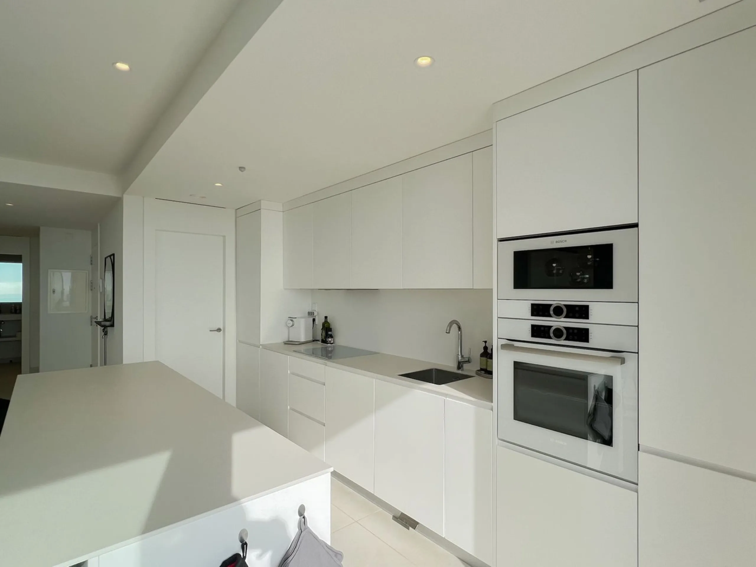 Best pool area and desirable sea views highlight this modern apartment in Higuerón West.