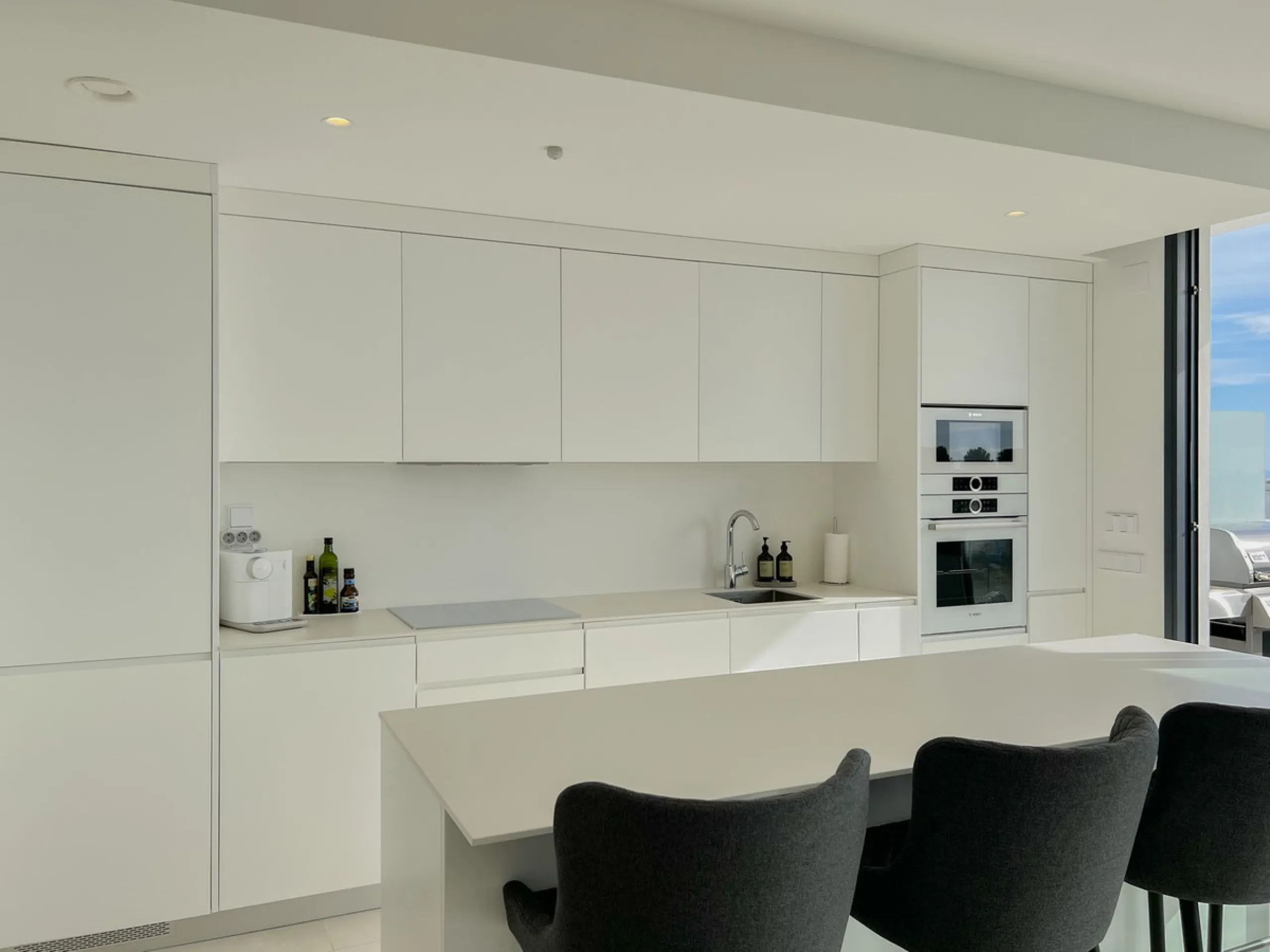 Best pool area and desirable sea views highlight this modern apartment in Higuerón West.