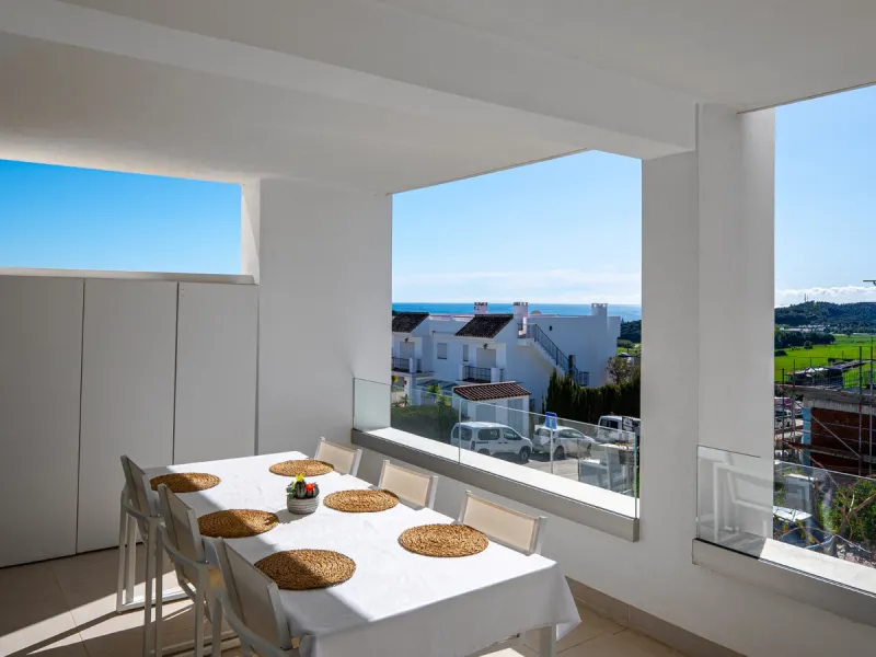 This stunning modern golf front apartment in Estepona with two bedrooms and two bathrooms. The property offers open views of the sea and mountains and is ready to move into. It sits in a well-kept urbanisation with a pool, gym and landscaped gardens. Furn