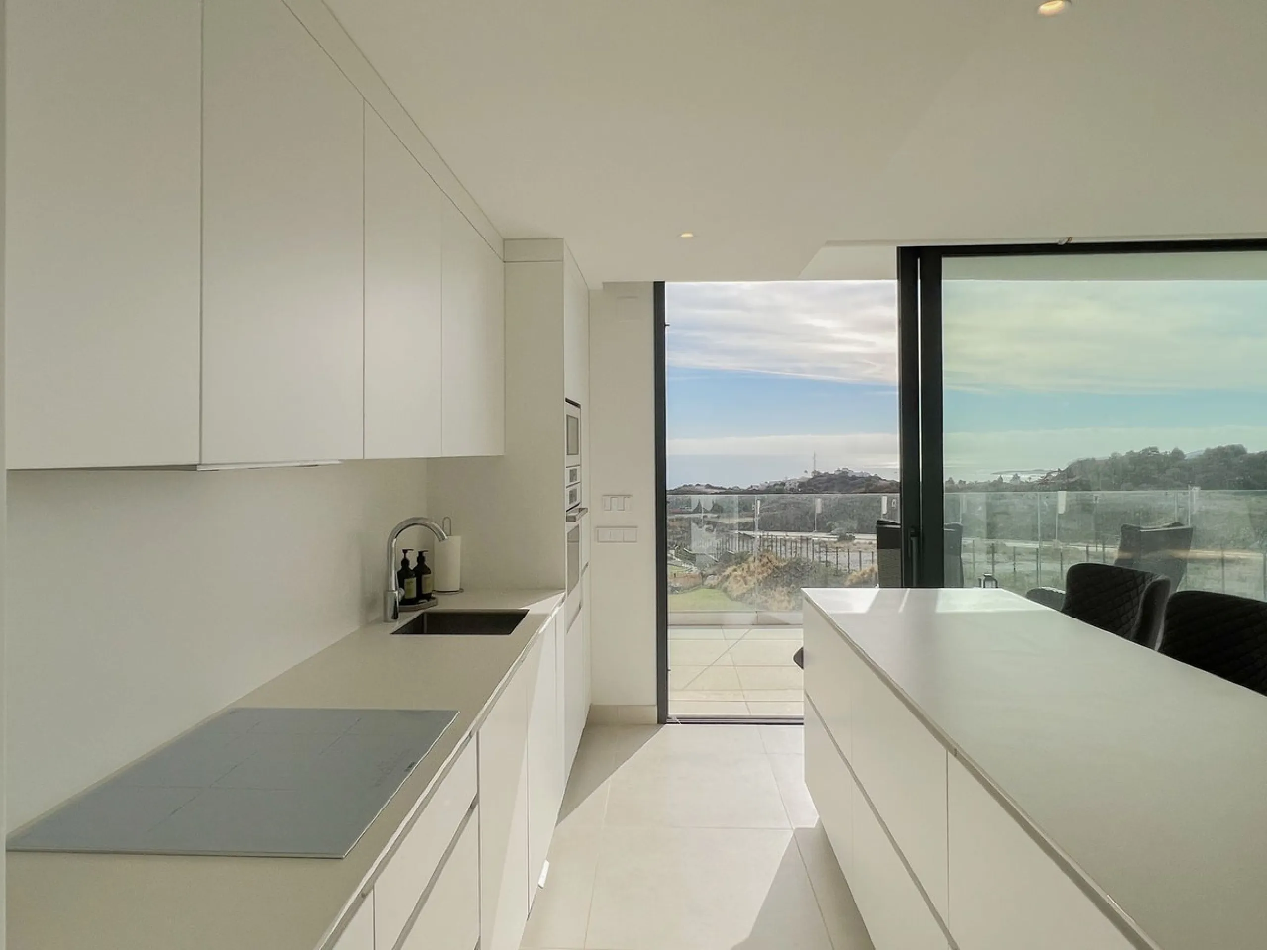 Best pool area and desirable sea views highlight this modern apartment in Higuerón West.