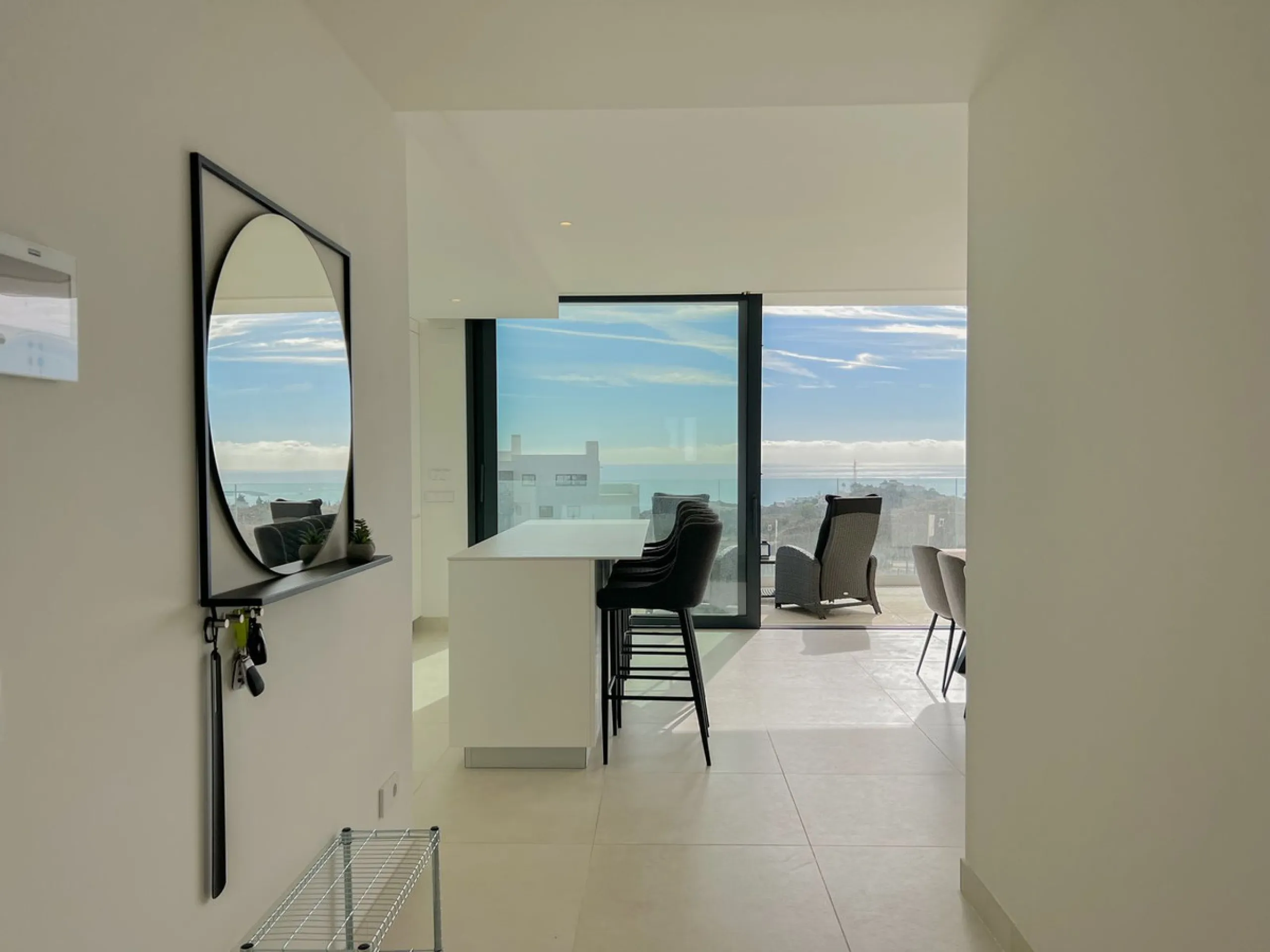 Best pool area and desirable sea views highlight this modern apartment in Higuerón West.
