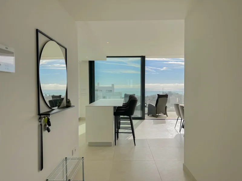Best pool area and desirable sea views highlight this modern apartment in Higuerón West.