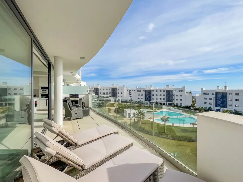 Best pool area and desirable sea views highlight this modern apartment in Higuerón West.