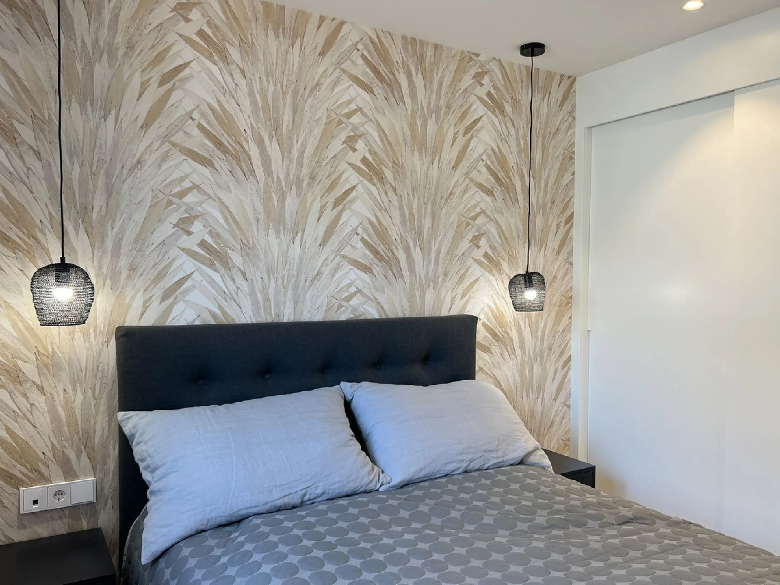 Best pool area and desirable sea views highlight this modern apartment in Higuerón West.