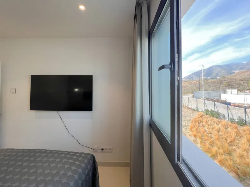 Best pool area and desirable sea views highlight this modern apartment in Higuerón West.