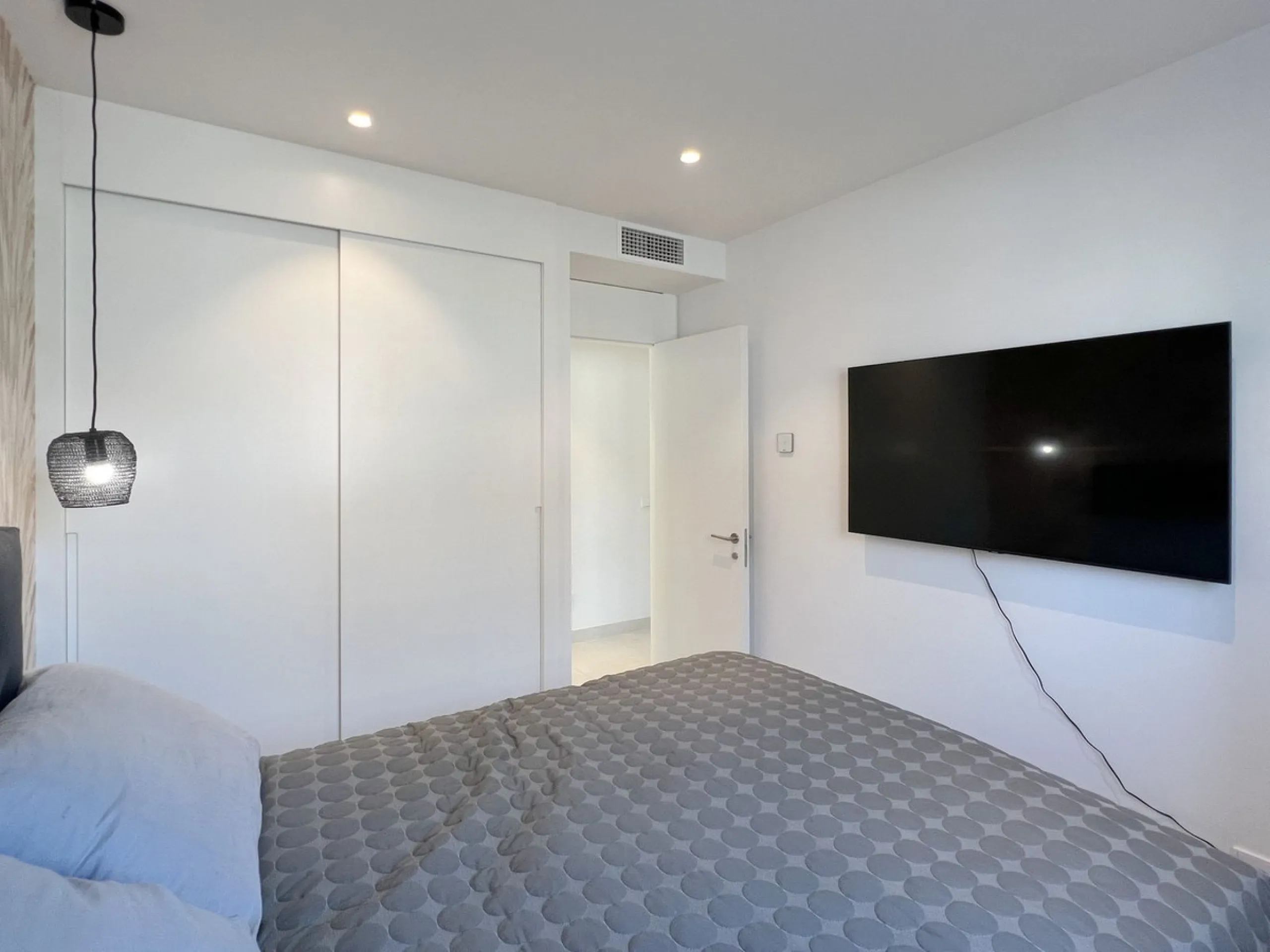 Best pool area and desirable sea views highlight this modern apartment in Higuerón West.