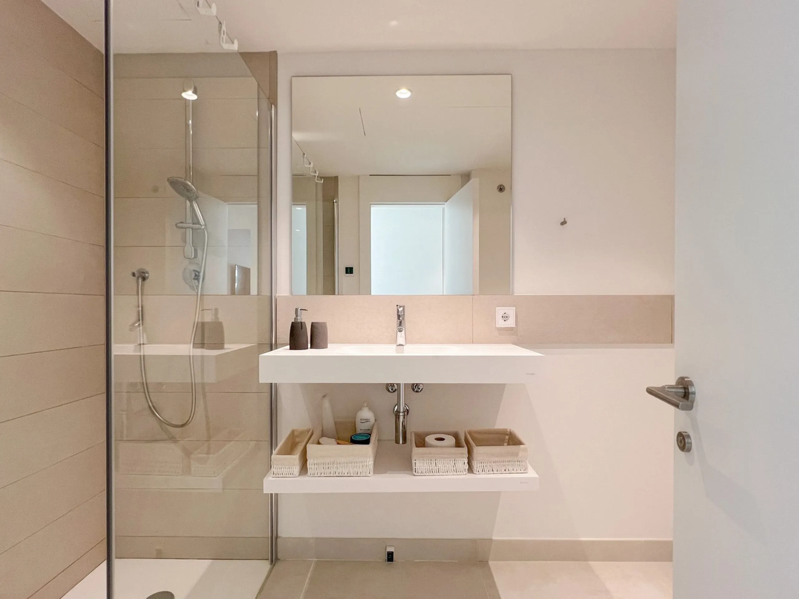 Best pool area and desirable sea views highlight this modern apartment in Higuerón West.