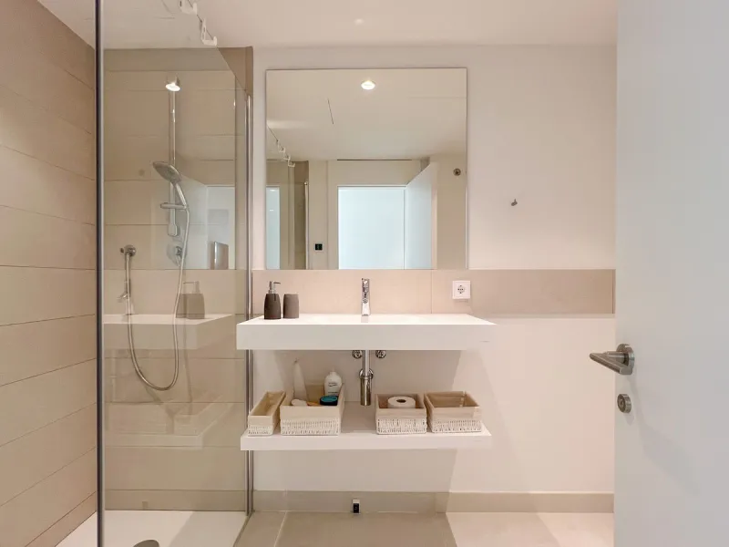 Best pool area and desirable sea views highlight this modern apartment in Higuerón West.