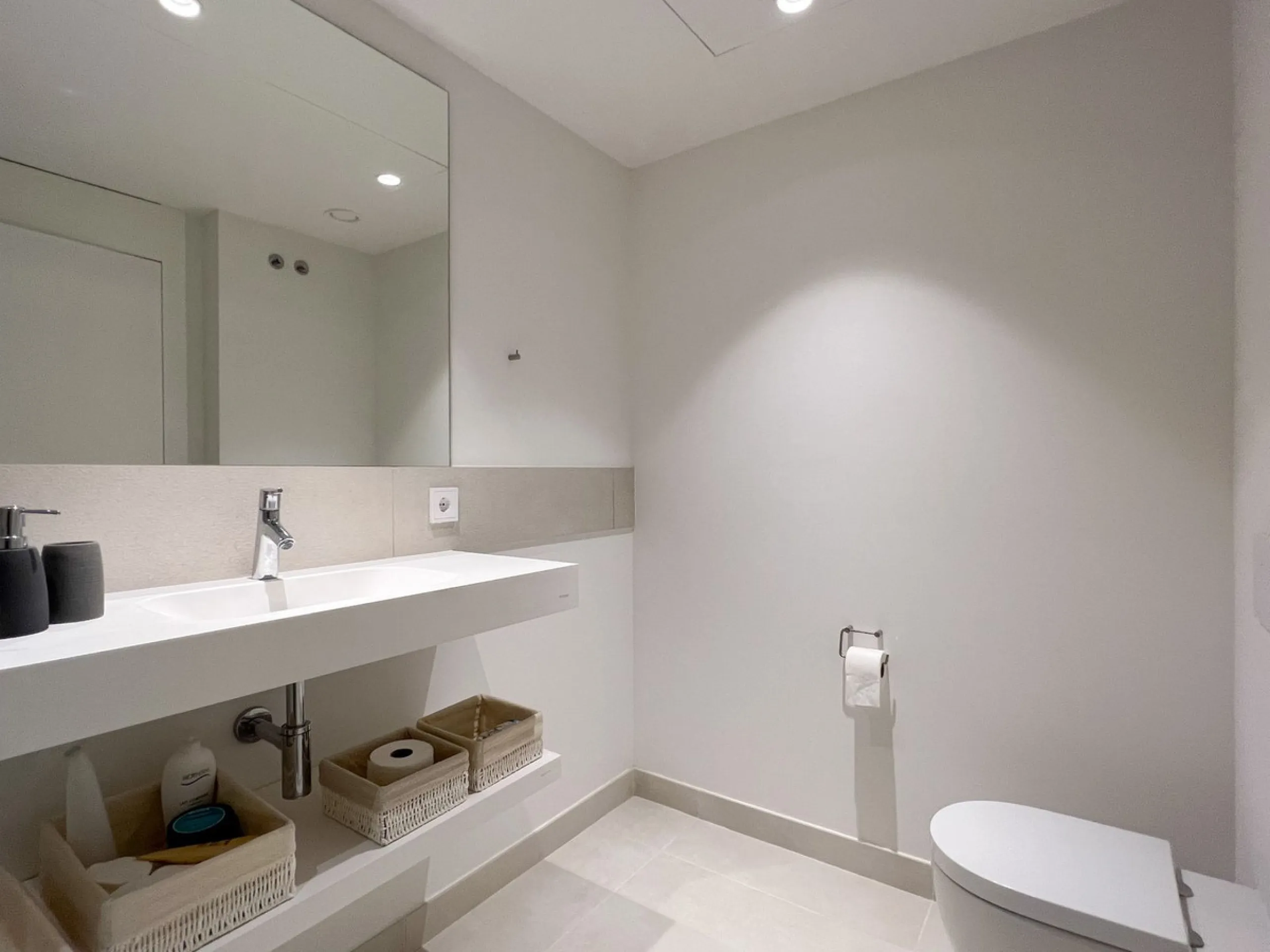 Best pool area and desirable sea views highlight this modern apartment in Higuerón West.