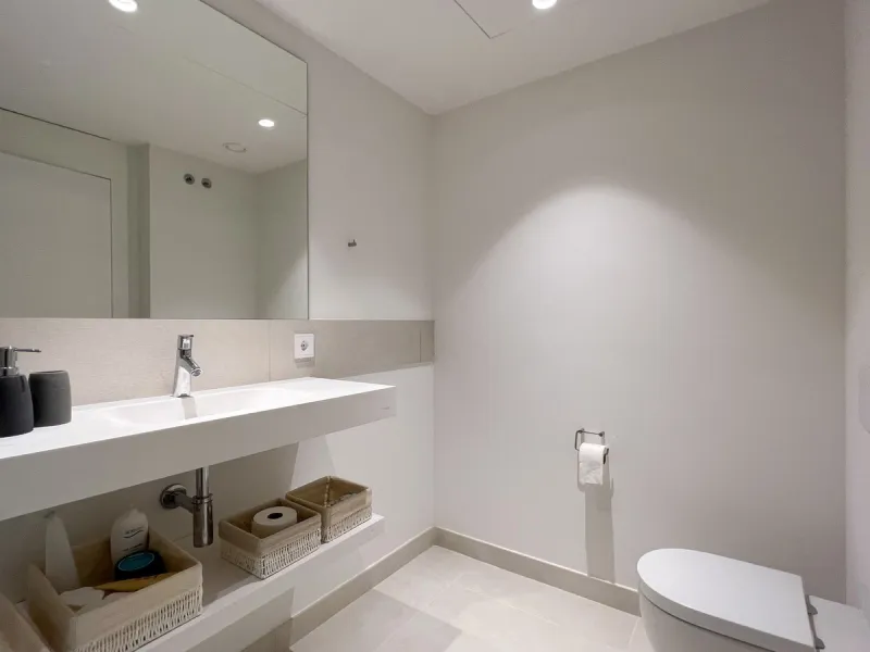 Best pool area and desirable sea views highlight this modern apartment in Higuerón West.