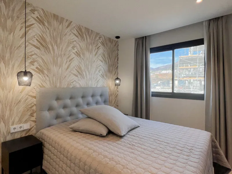 Best pool area and desirable sea views highlight this modern apartment in Higuerón West.