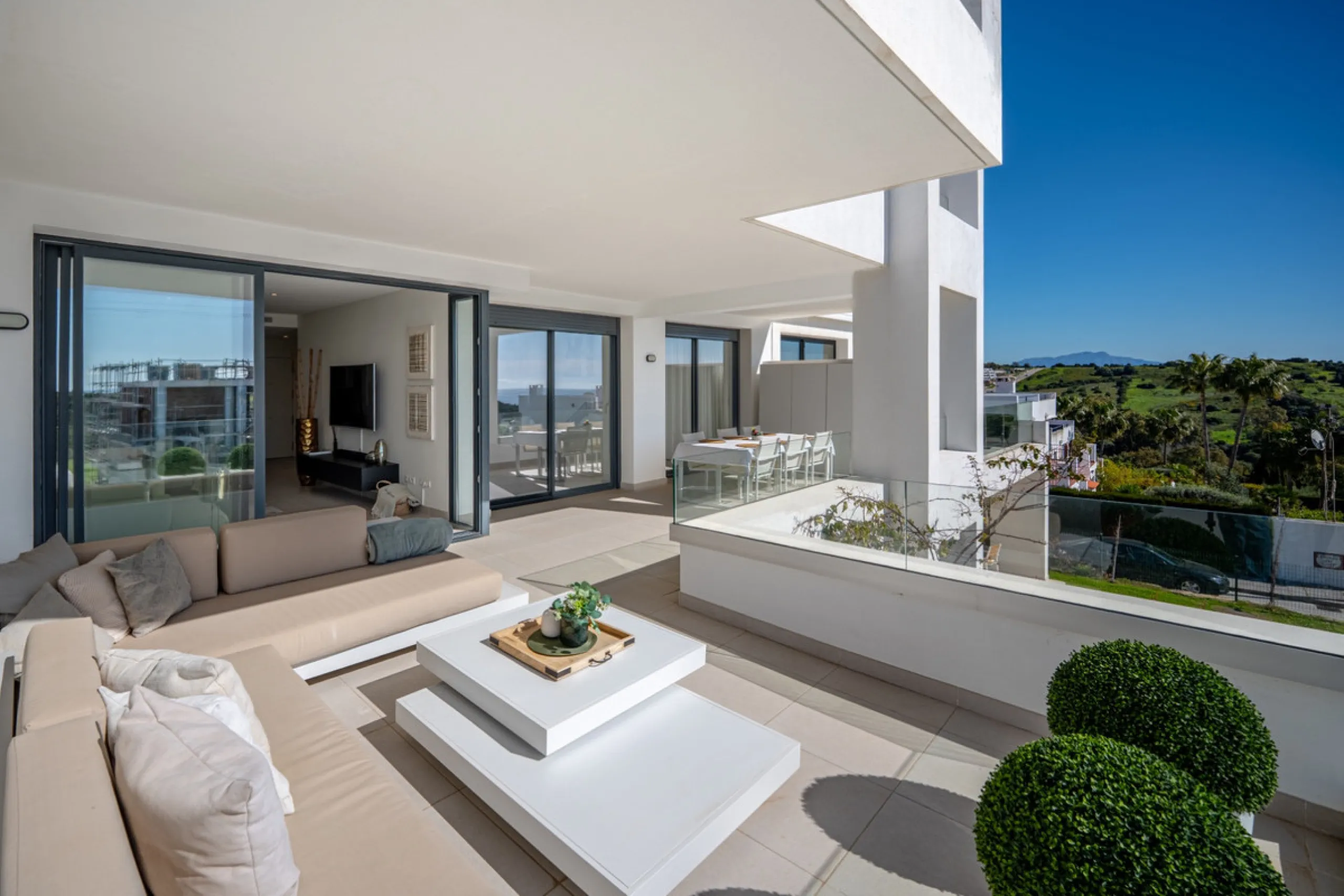 This stunning modern golf front apartment in Estepona with two bedrooms and two bathrooms. The property offers open views of the sea and mountains and is ready to move into. It sits in a well-kept urbanisation with a pool, gym and landscaped gardens. Furn