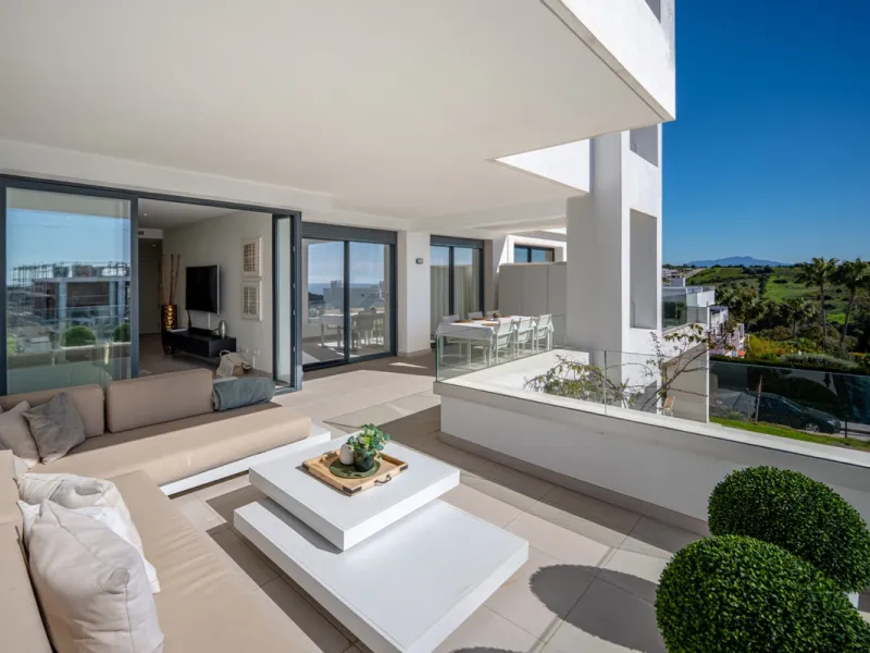 This stunning modern golf front apartment in Estepona with two bedrooms and two bathrooms. The property offers open views of the sea and mountains and is ready to move into. It sits in a well-kept urbanisation with a pool, gym and landscaped gardens. Furn