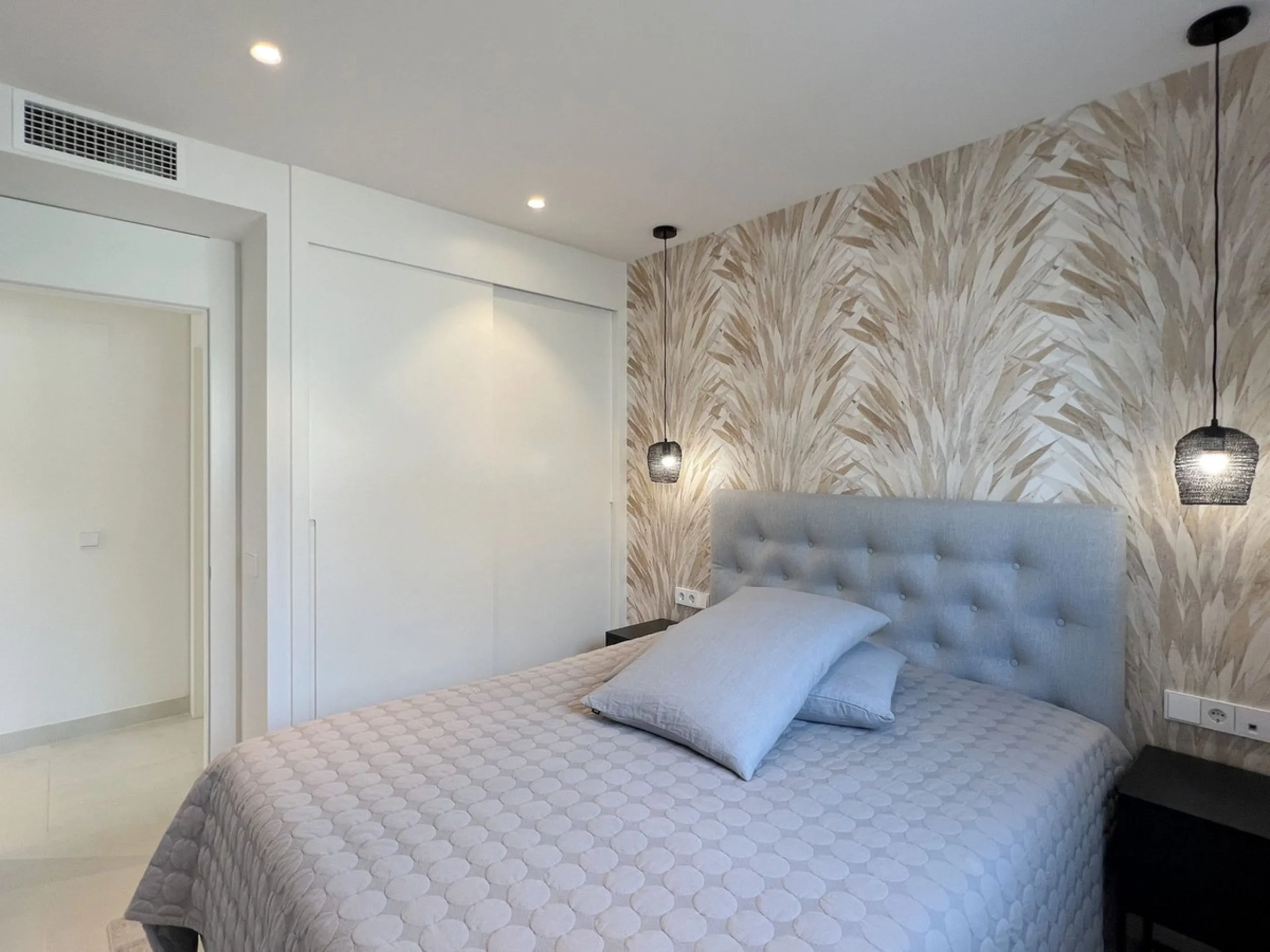 Best pool area and desirable sea views highlight this modern apartment in Higuerón West.