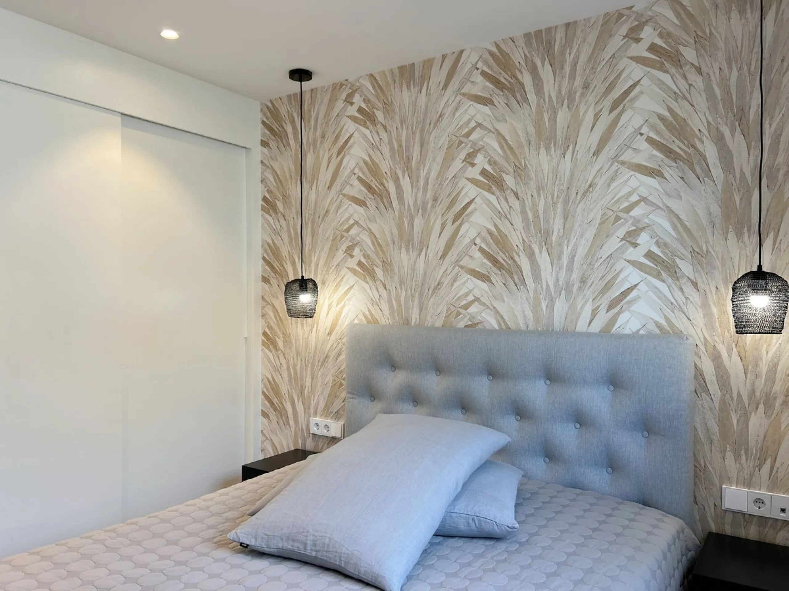 Best pool area and desirable sea views highlight this modern apartment in Higuerón West.
