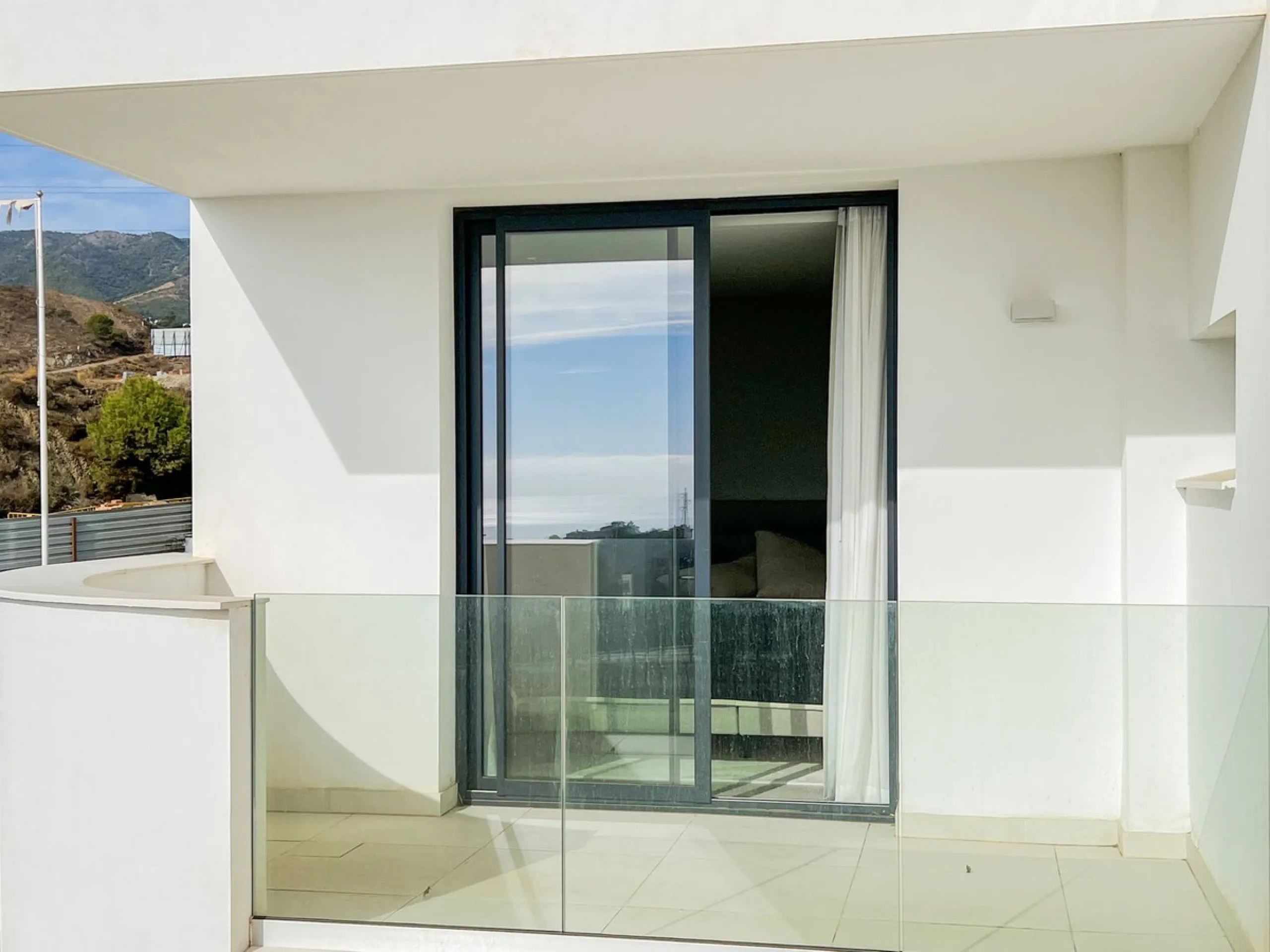 Best pool area and desirable sea views highlight this modern apartment in Higuerón West.