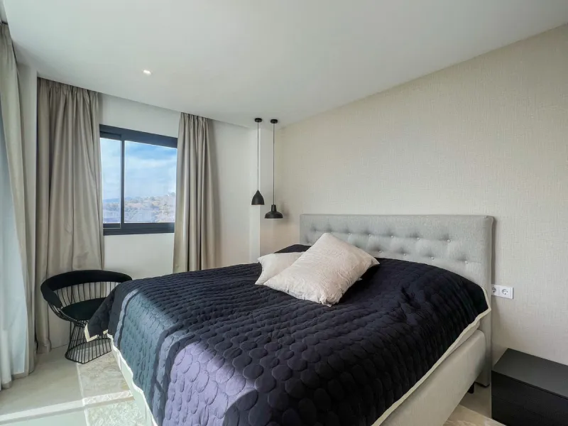 Best pool area and desirable sea views highlight this modern apartment in Higuerón West.