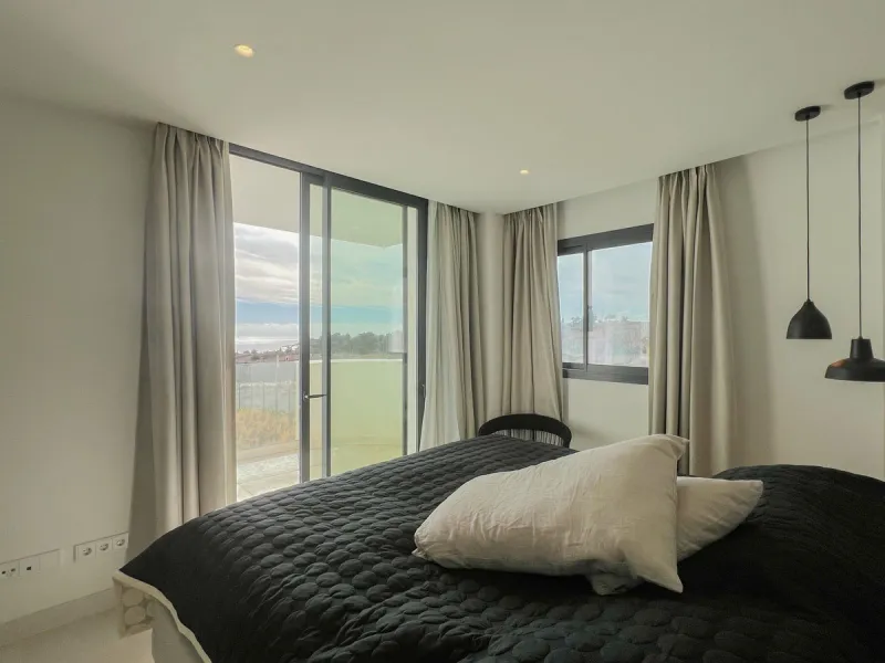 Best pool area and desirable sea views highlight this modern apartment in Higuerón West.