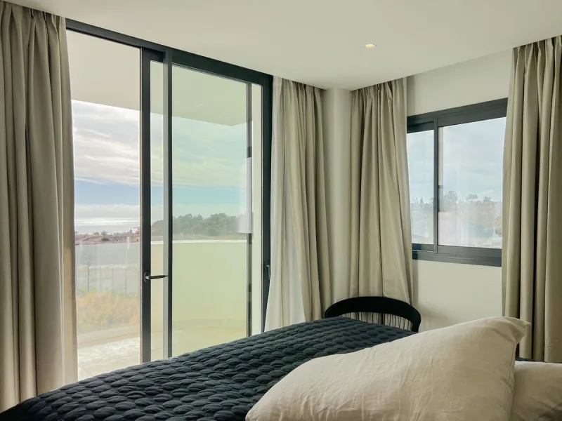Best pool area and desirable sea views highlight this modern apartment in Higuerón West.