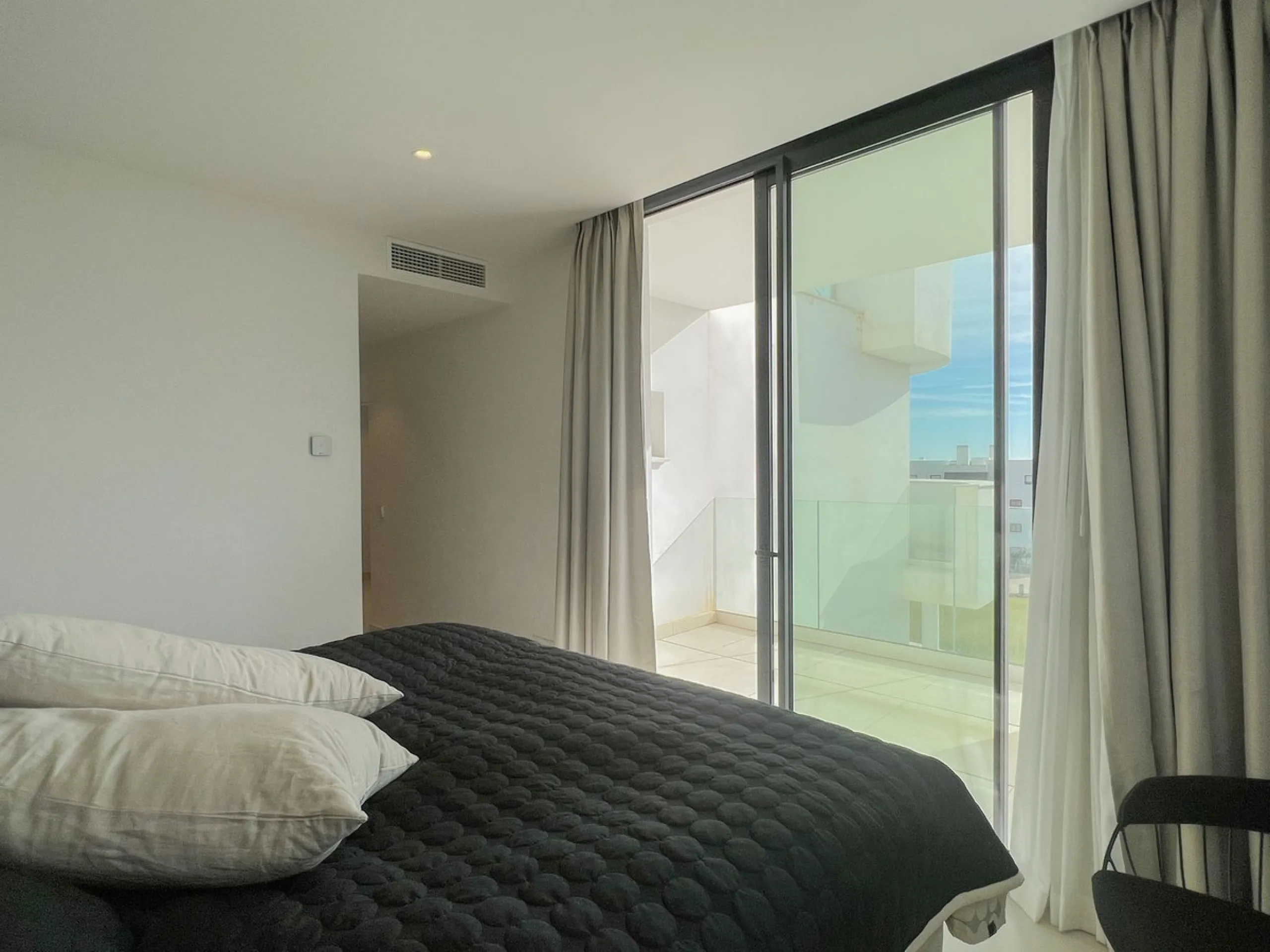Best pool area and desirable sea views highlight this modern apartment in Higuerón West.