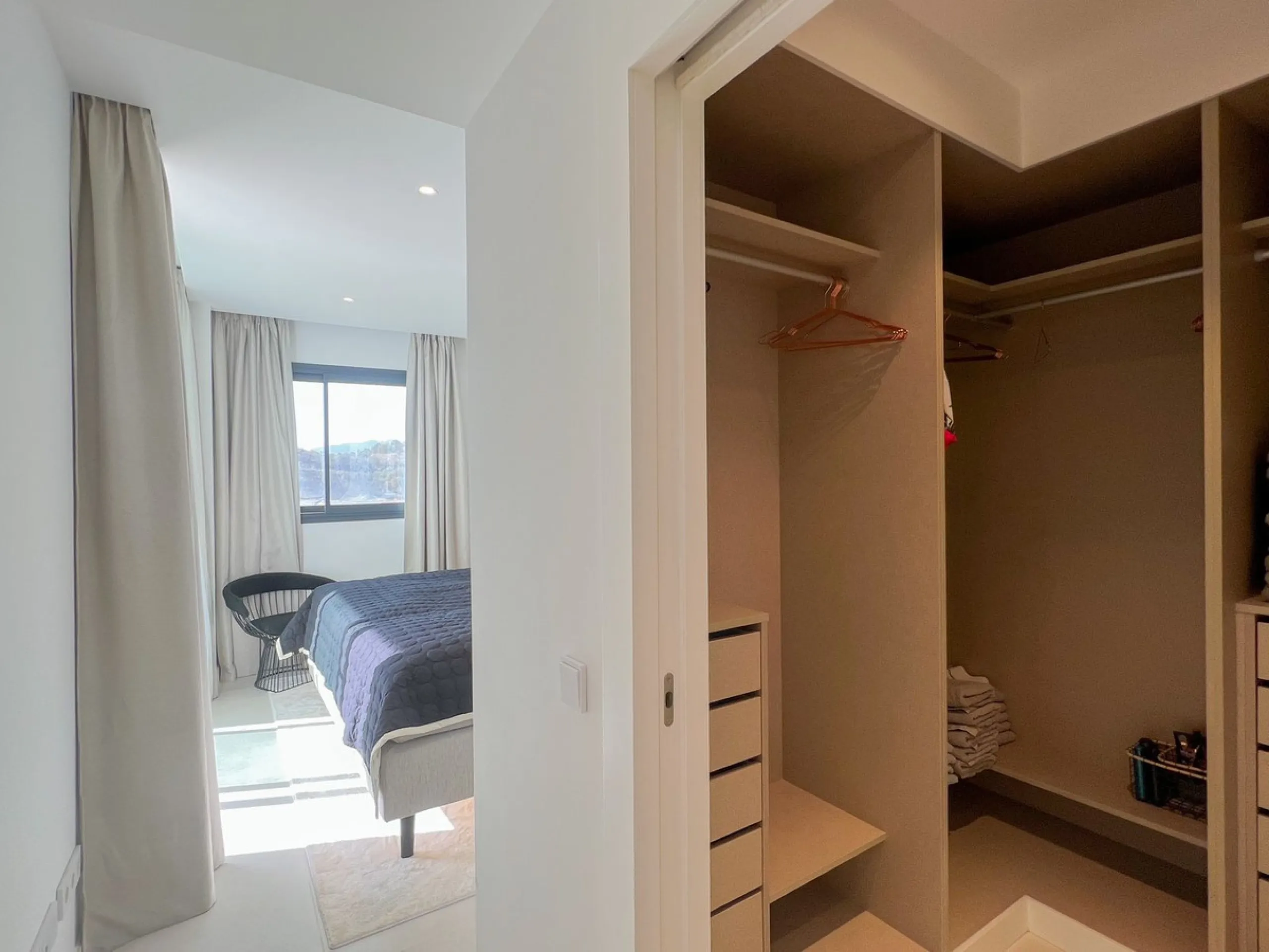 Best pool area and desirable sea views highlight this modern apartment in Higuerón West.