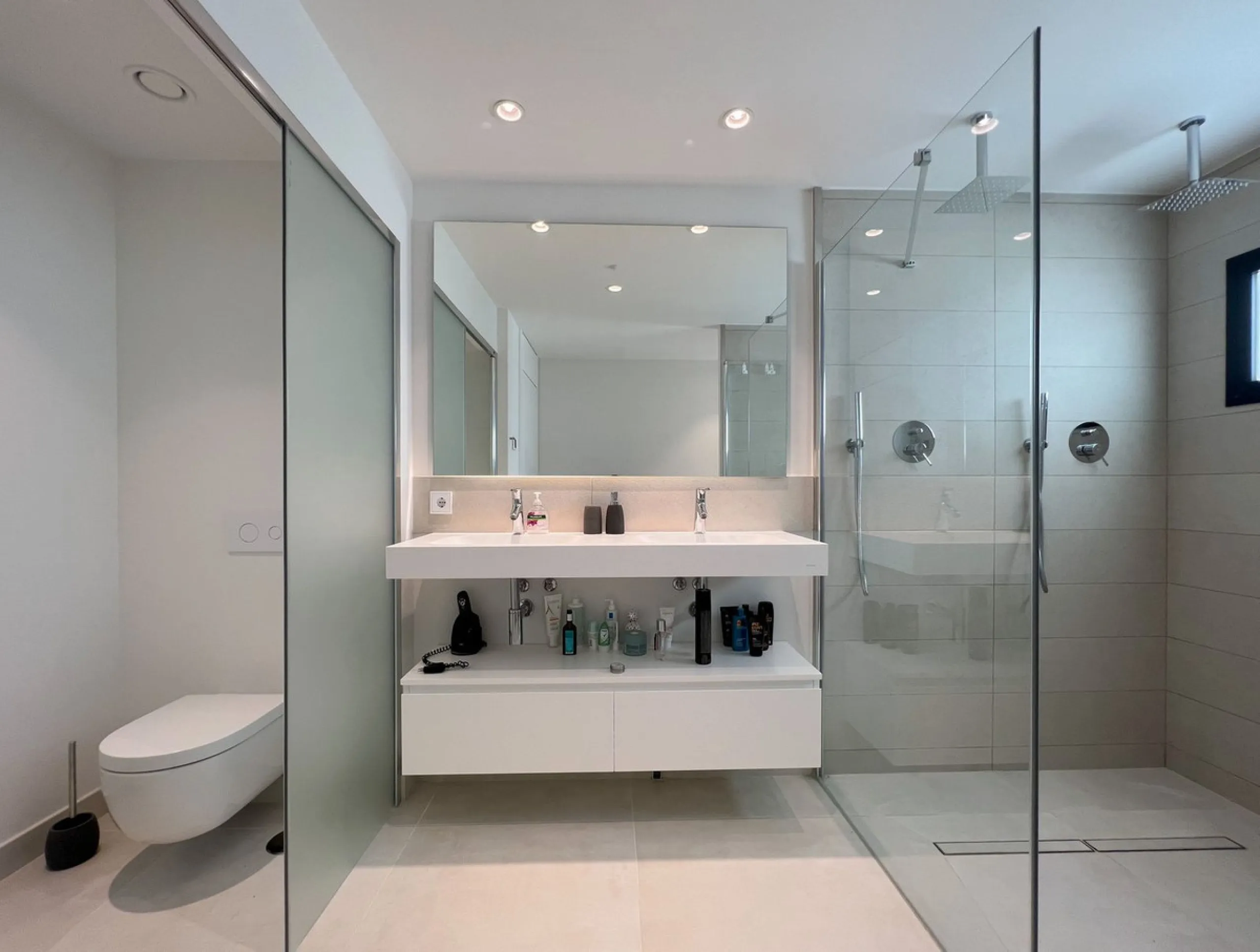 Best pool area and desirable sea views highlight this modern apartment in Higuerón West.