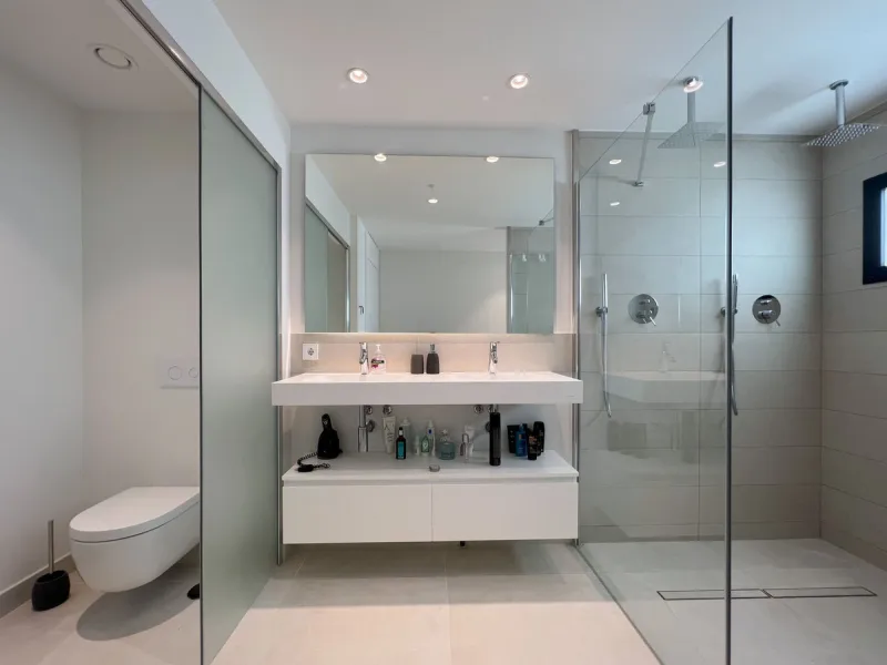 Best pool area and desirable sea views highlight this modern apartment in Higuerón West.