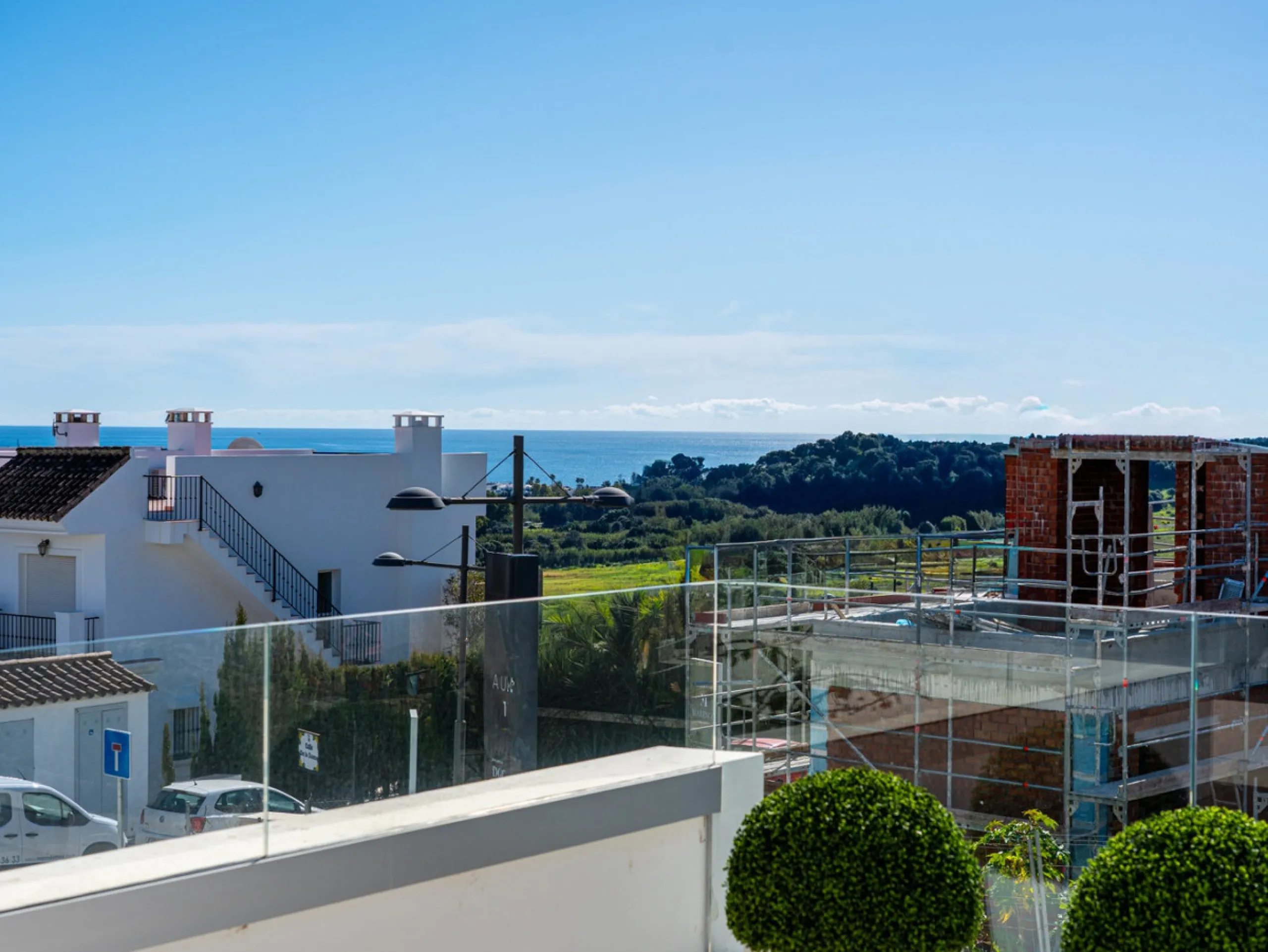 This stunning modern golf front apartment in Estepona with two bedrooms and two bathrooms. The property offers open views of the sea and mountains and is ready to move into. It sits in a well-kept urbanisation with a pool, gym and landscaped gardens. Furn