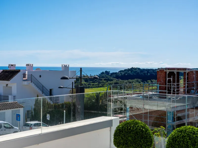 This stunning modern golf front apartment in Estepona with two bedrooms and two bathrooms. The property offers open views of the sea and mountains and is ready to move into. It sits in a well-kept urbanisation with a pool, gym and landscaped gardens. Furn