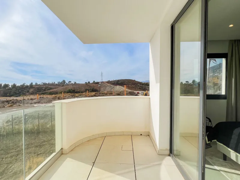 Best pool area and desirable sea views highlight this modern apartment in Higuerón West.