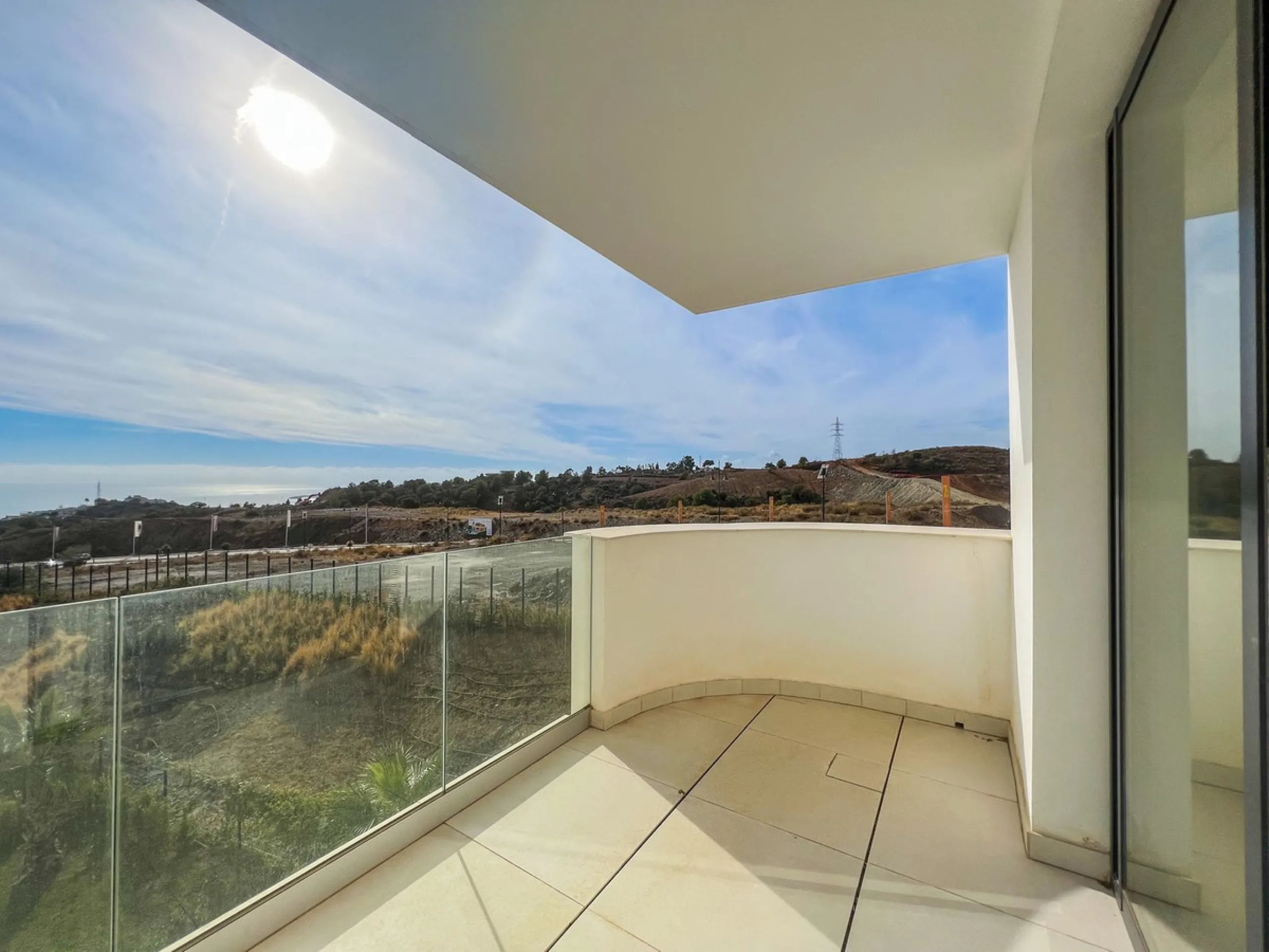 Best pool area and desirable sea views highlight this modern apartment in Higuerón West.