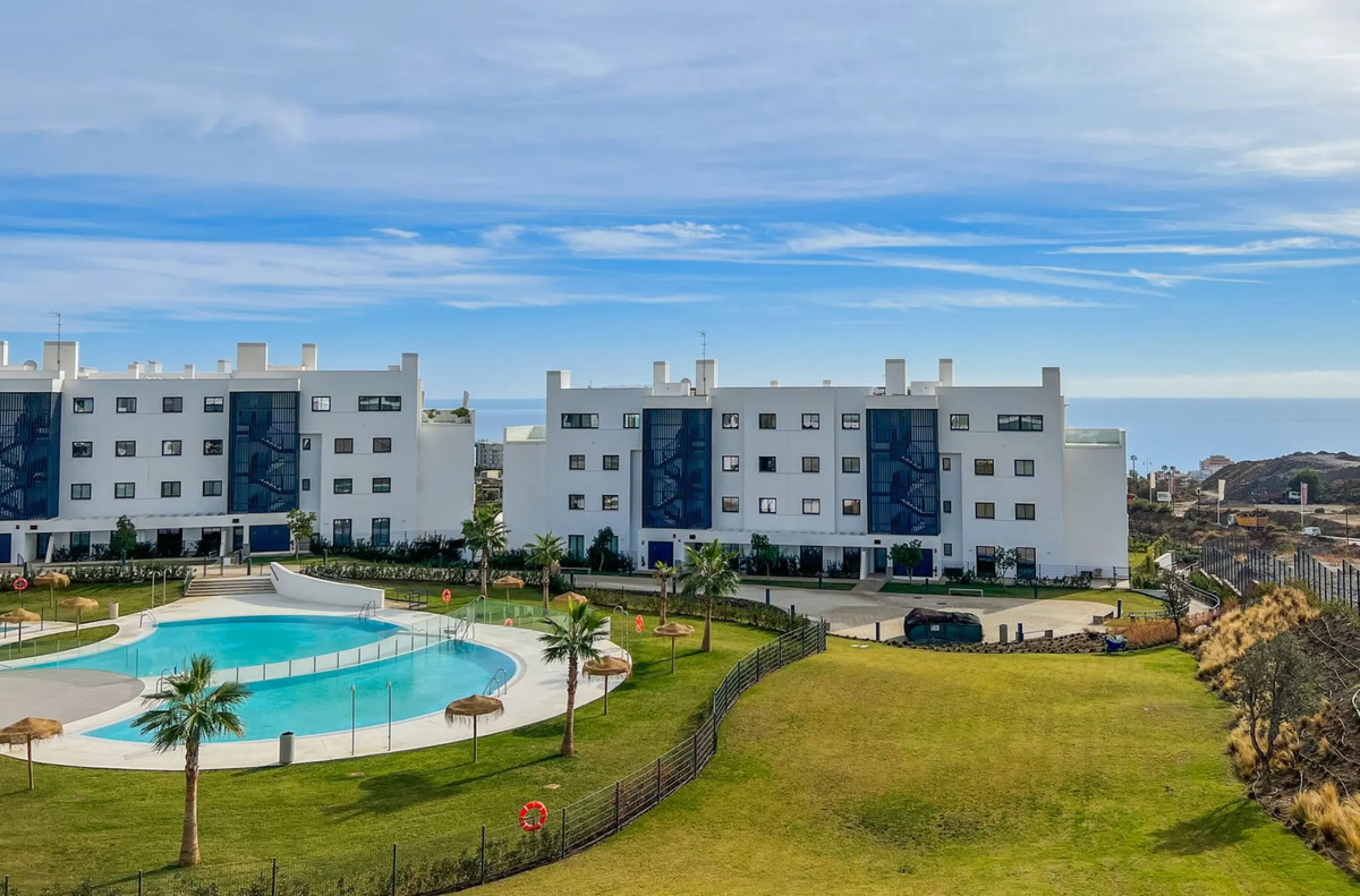 Best pool area and desirable sea views highlight this modern apartment in Higuerón West.