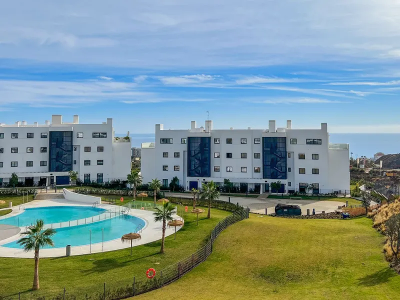 Best pool area and desirable sea views highlight this modern apartment in Higuerón West.
