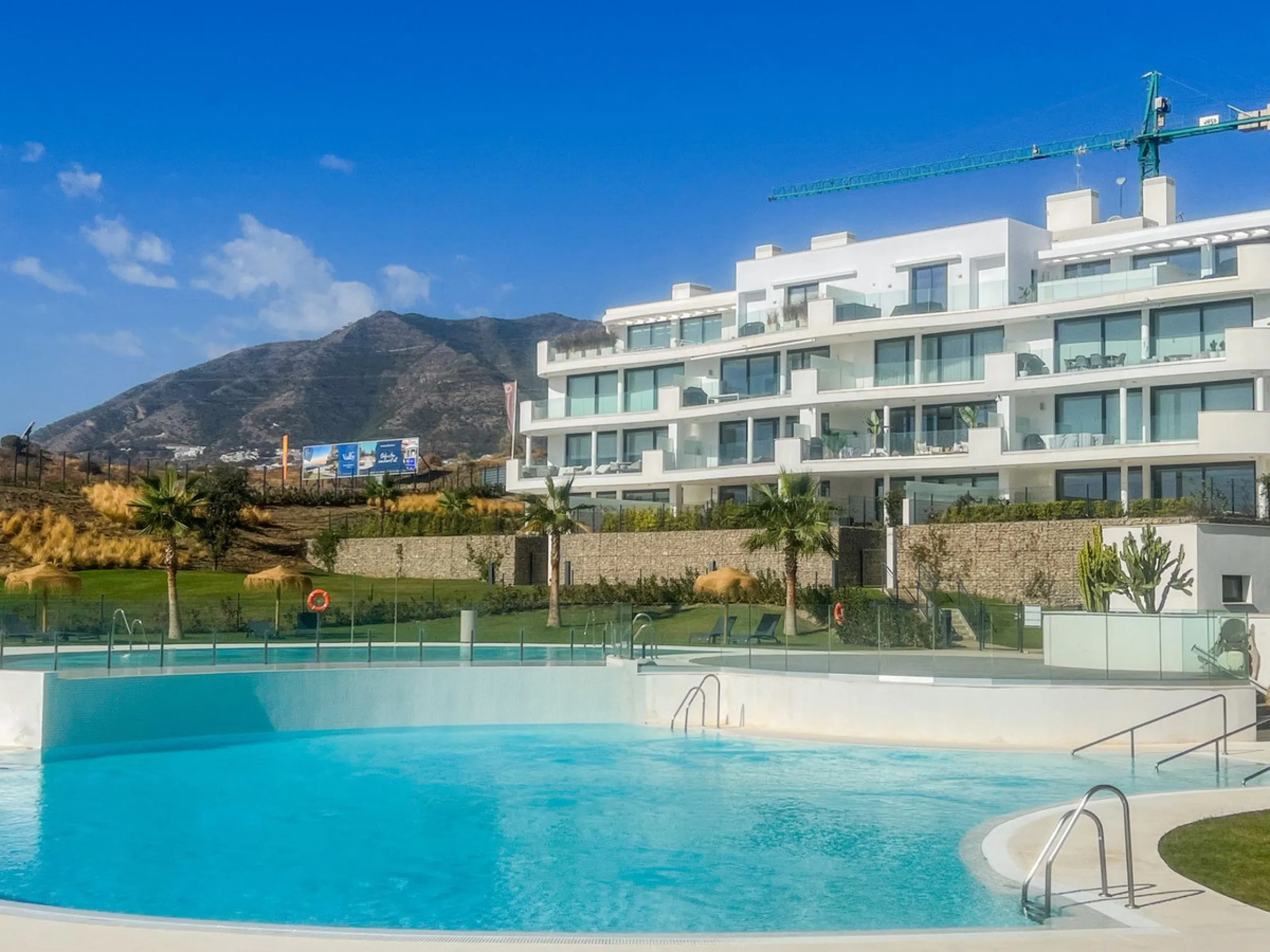 Best pool area and desirable sea views highlight this modern apartment in Higuerón West.