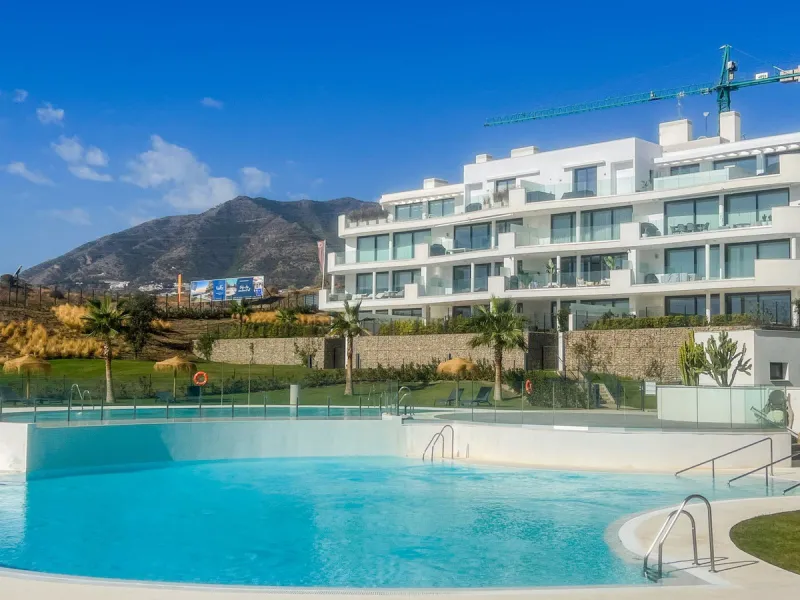 Best pool area and desirable sea views highlight this modern apartment in Higuerón West.