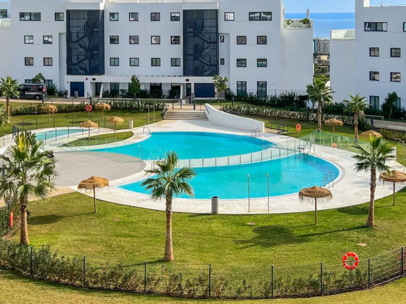 Best pool area and desirable sea views highlight this modern apartment in Higuerón West.