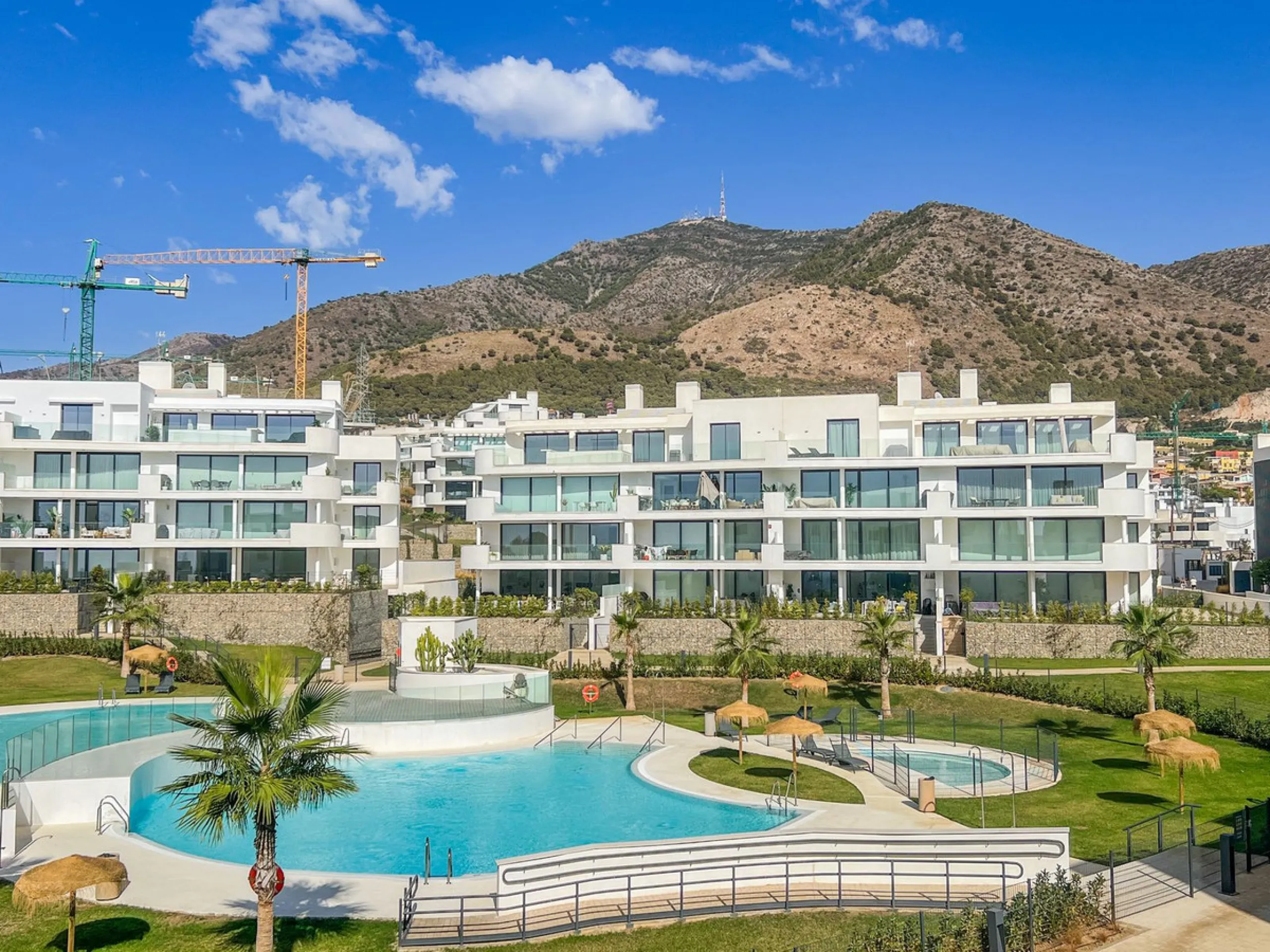 Best pool area and desirable sea views highlight this modern apartment in Higuerón West.