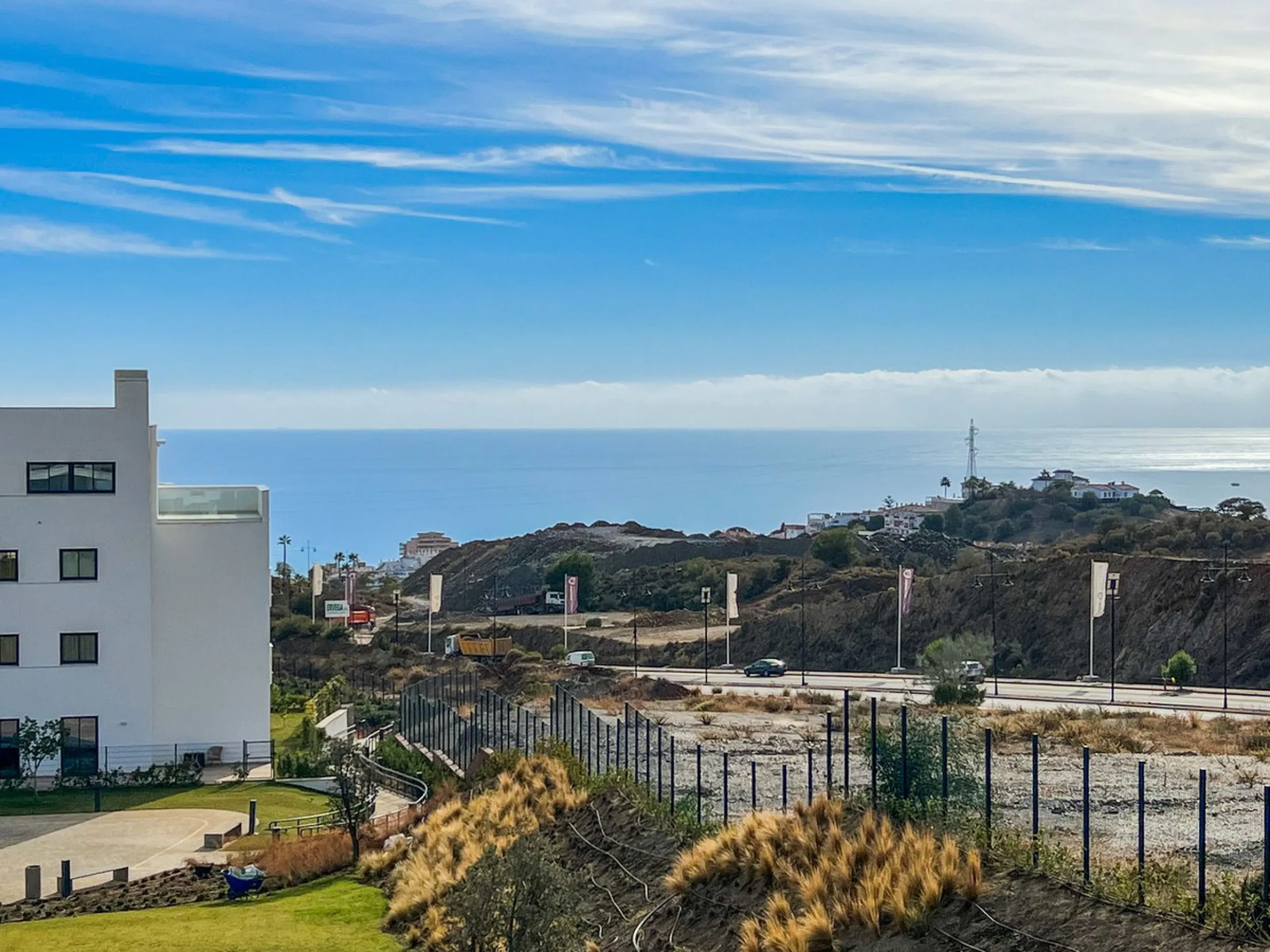 Best pool area and desirable sea views highlight this modern apartment in Higuerón West.