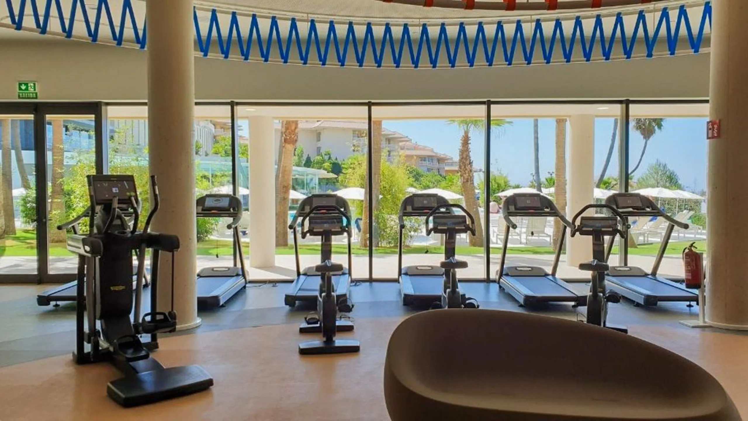 Best pool area and desirable sea views highlight this modern apartment in Higuerón West.