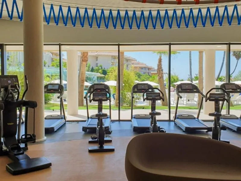 Best pool area and desirable sea views highlight this modern apartment in Higuerón West.