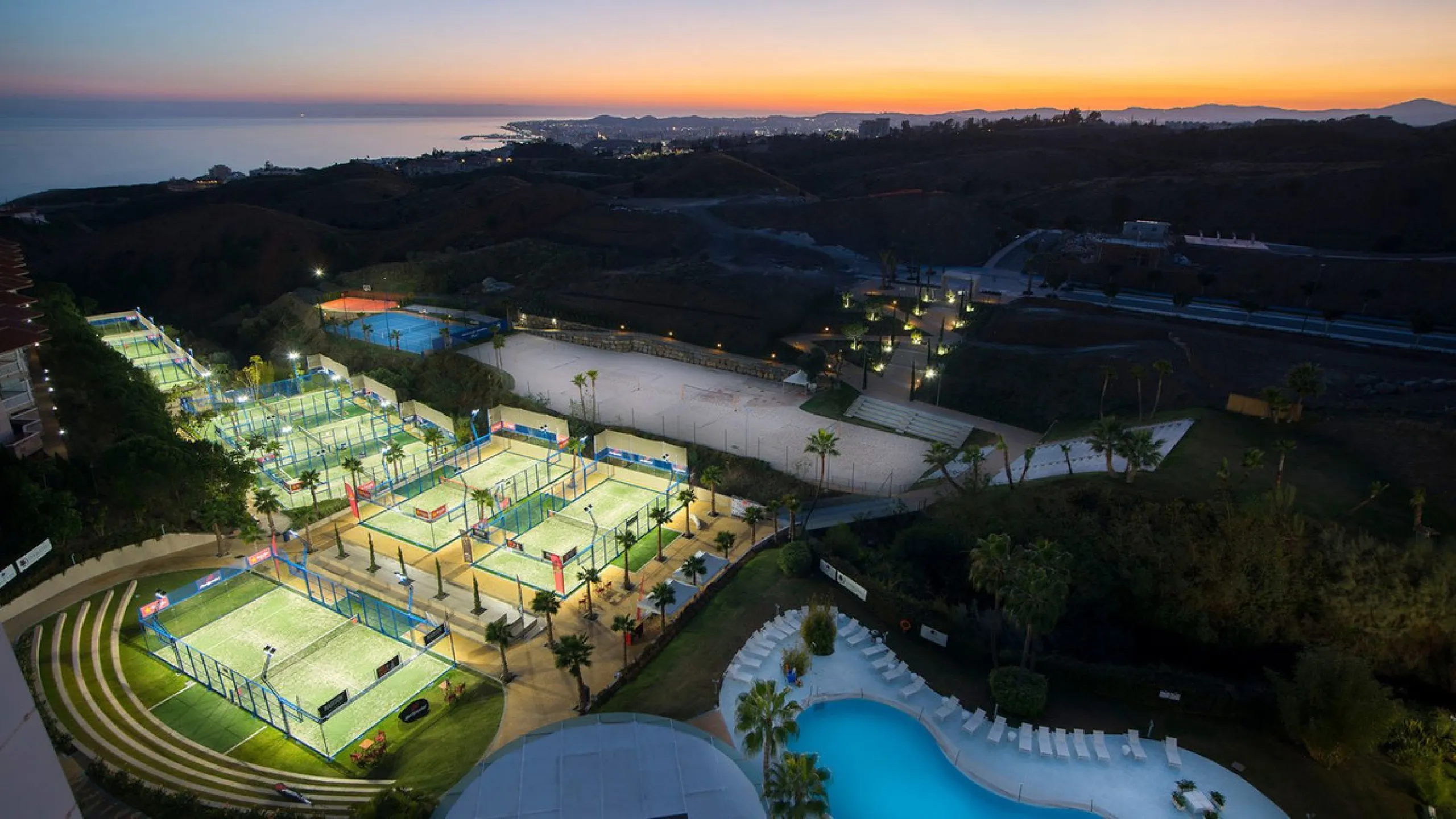 Best pool area and desirable sea views highlight this modern apartment in Higuerón West.