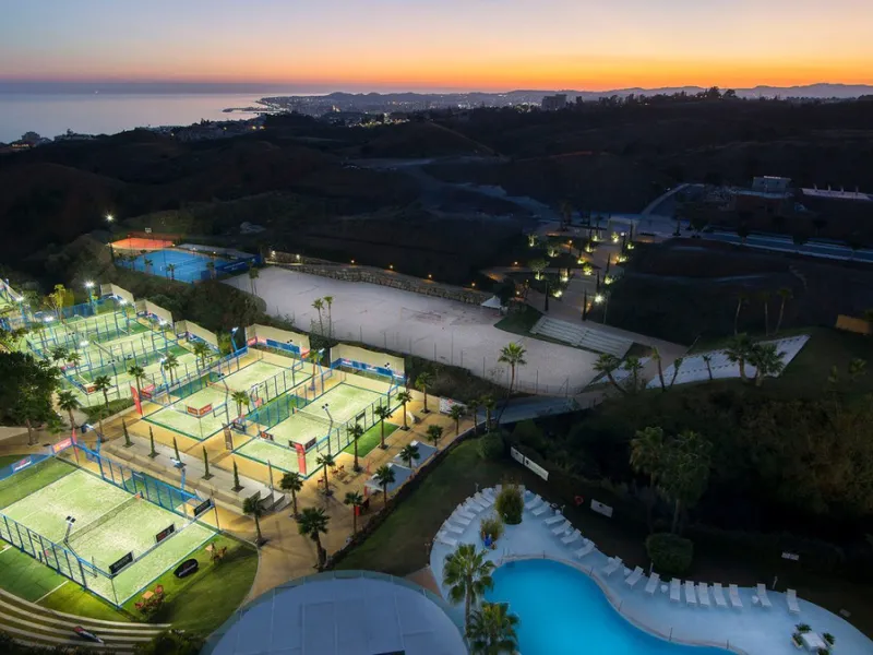 Best pool area and desirable sea views highlight this modern apartment in Higuerón West.