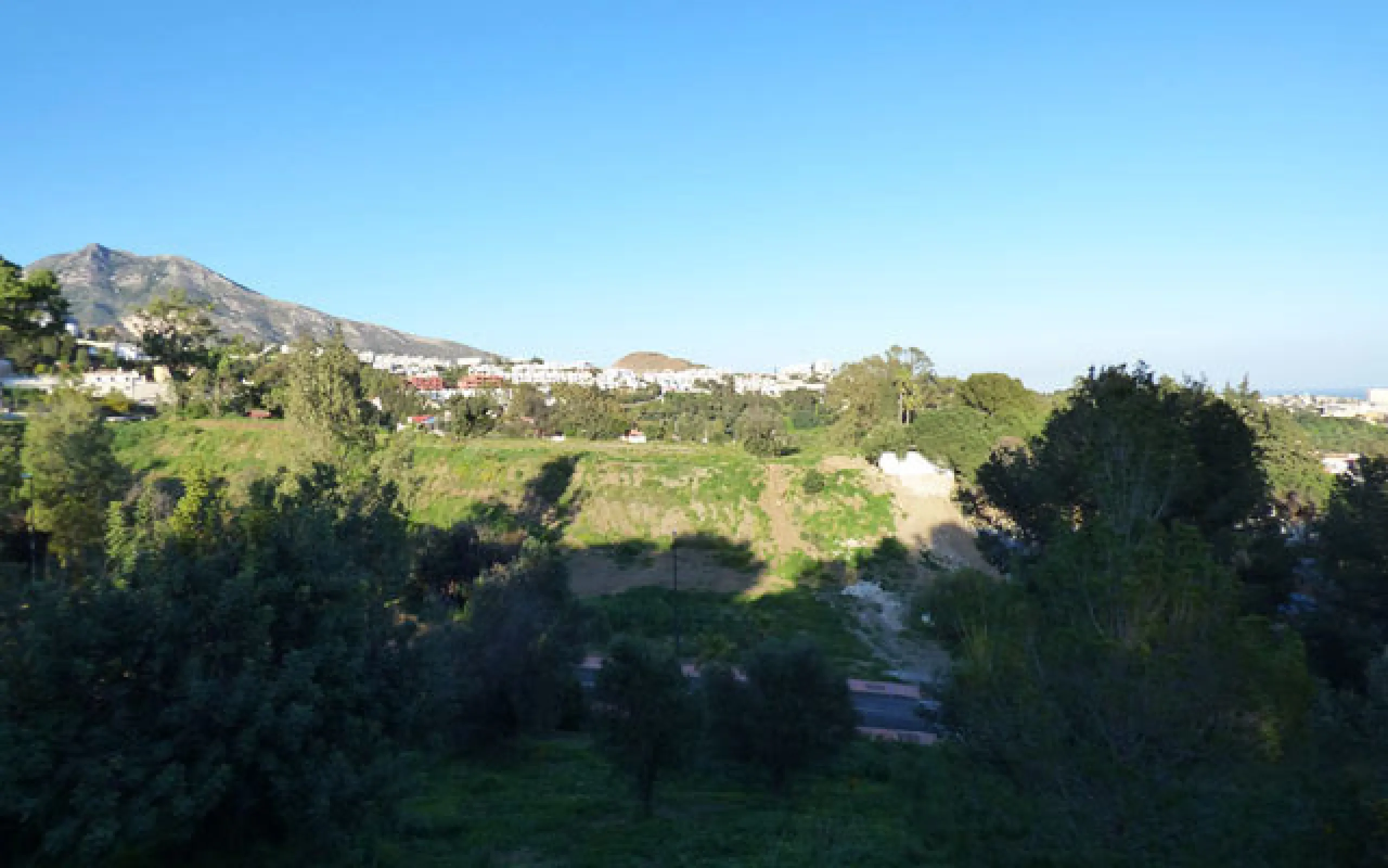 This 2,000m² plot is situated in the stunning area of Benalmádena Pueblo, offering good sea views. Conveniently located less than 1km from the beaches of the area, 15 minutes from Málaga Airport and 25 minutes from Marbella, it provides easy access to the